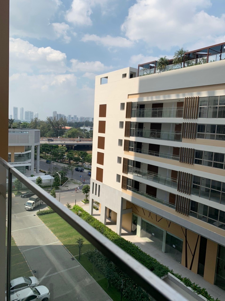 Cần cho thuê gấp căn hộ Midtown The Symphony, phú mỹ hưng, quận 7 . Diện tích: 65m, 1 phòng ngủ , nội thất đầy đủ.  Giá chỉ: 18 tr/ tháng. Quý khách xem nhà liên hệ: hotline Ngọc Thư - 1407
