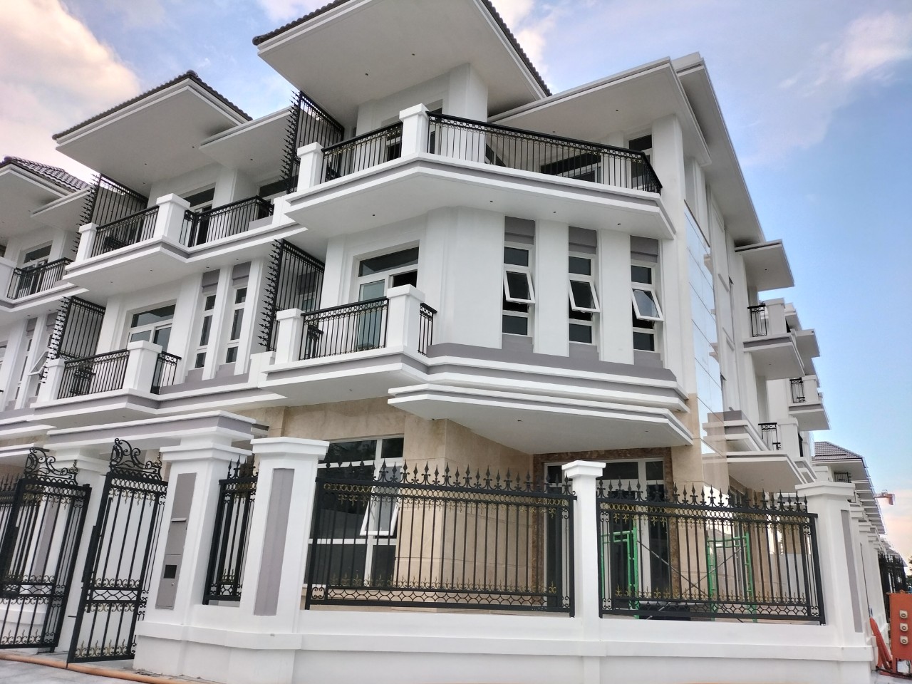 Q7. BÁN GẤP BIỆT THỰ LIỀN KỀ, KỀ LÔ GÓC GREEN STAR HƯNG LỘC PHÁT  NGUYỄN LƯƠNG BẰNG.Q7,TPHCM.Vui lòng liên hệ: hotline /Zalo/Viber - 1447