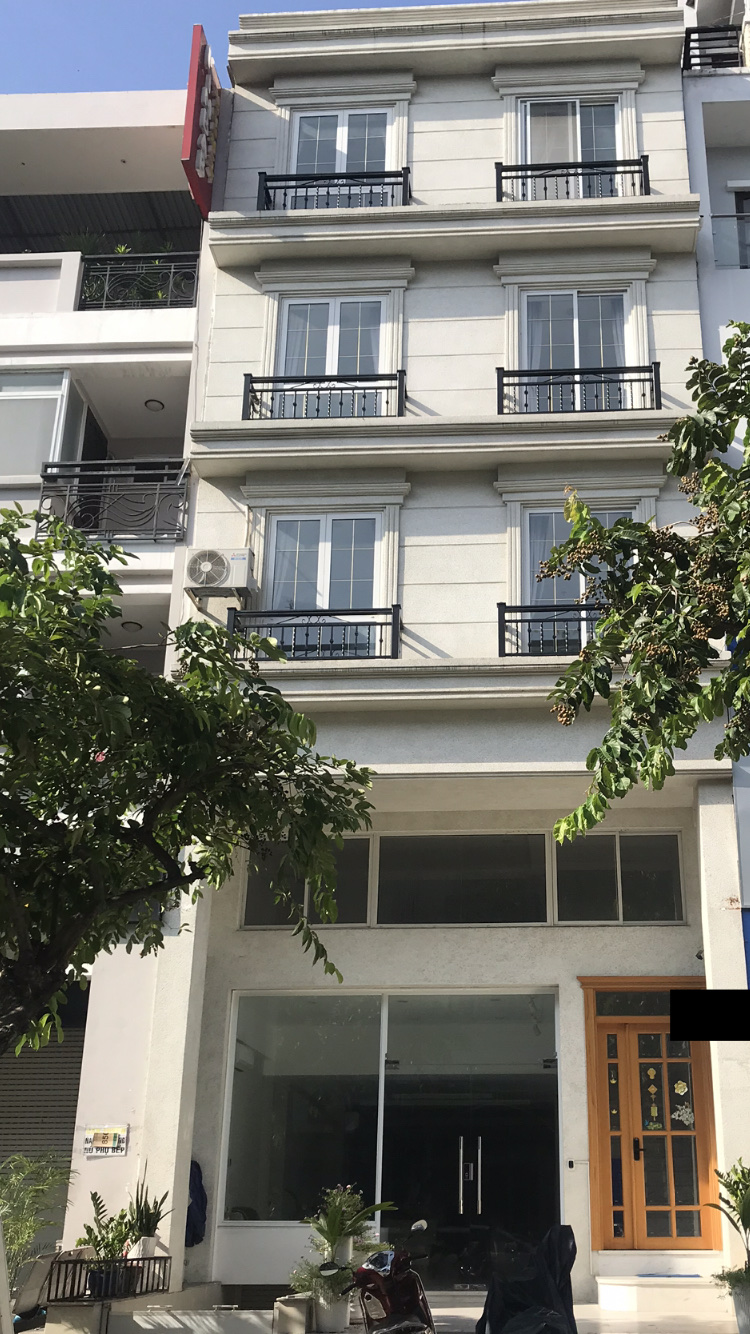 Cần cho thuê nhà nguyên căn Hưng Phước, phú mỹ hưng, quận 7 . Diện tích: 6x18,5m có 9 phòng, thích hợp làm văn phòng công ty,  giá chỉ 60 triệu / tháng. Liên hệ: hotline Ngọc Thư