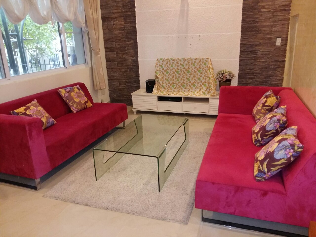 Cho thuê nhà phố vườn Mỹ Giang. Diện tích: 7x18m, 3 phòng ngủ,nội thất cao cấp. Đường nội khu yên tĩnh. Giá chỉ 45 triệu/ tháng. Liên hệ xem nhà: hotline Ngọc Thư