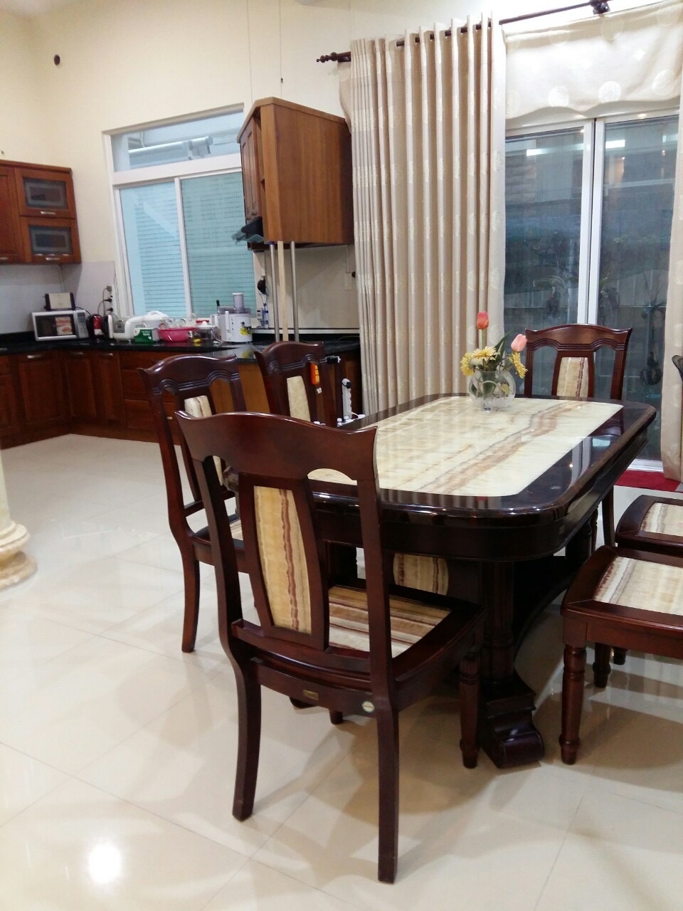 Cho thuê nhà phố vườn Mỹ Giang. Diện tích: 7x18m, 3 phòng ngủ,nội thất cao cấp. Đường nội khu yên tĩnh. Giá chỉ 45 triệu/ tháng. Liên hệ xem nhà: hotline Ngọc Thư - 1467