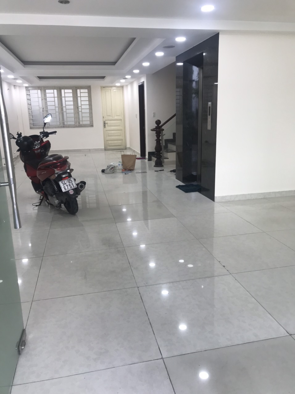 Chính chủ cho thuê nhà phố kinh doanh Mỹ Toàn. Diện tích: 6x18,5m, trêt , lửng, 3 lầu, thang máy. Thích hợp vừa làm văn phòng, vừa ở. Giá chỉ: 50 triệu/ tháng. Liên hệ xem nhà: hotline Ngọc Thư - 1471