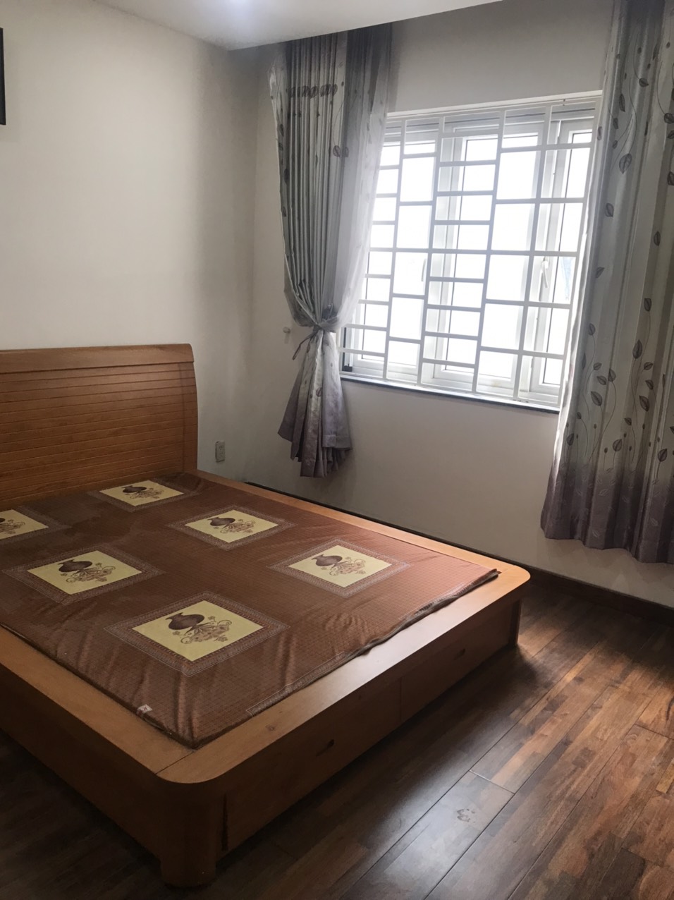 Chính chủ cho thuê nhà phố kinh doanh Mỹ Toàn. Diện tích: 6x18,5m, trêt , lửng, 3 lầu, thang máy. Thích hợp vừa làm văn phòng, vừa ở. Giá chỉ: 50 triệu/ tháng. Liên hệ xem nhà: hotline Ngọc Thư - 1473