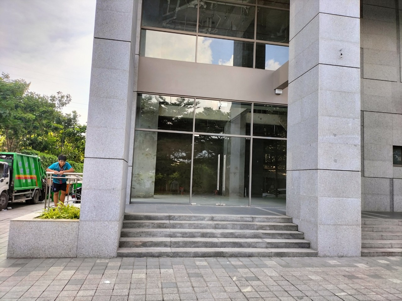Cần bán căn shop góc Sài Gòn South, mặt tiền đường D2 Và D4. 159,59m, giá chỉ 16,074 tỷ. LH: hotline