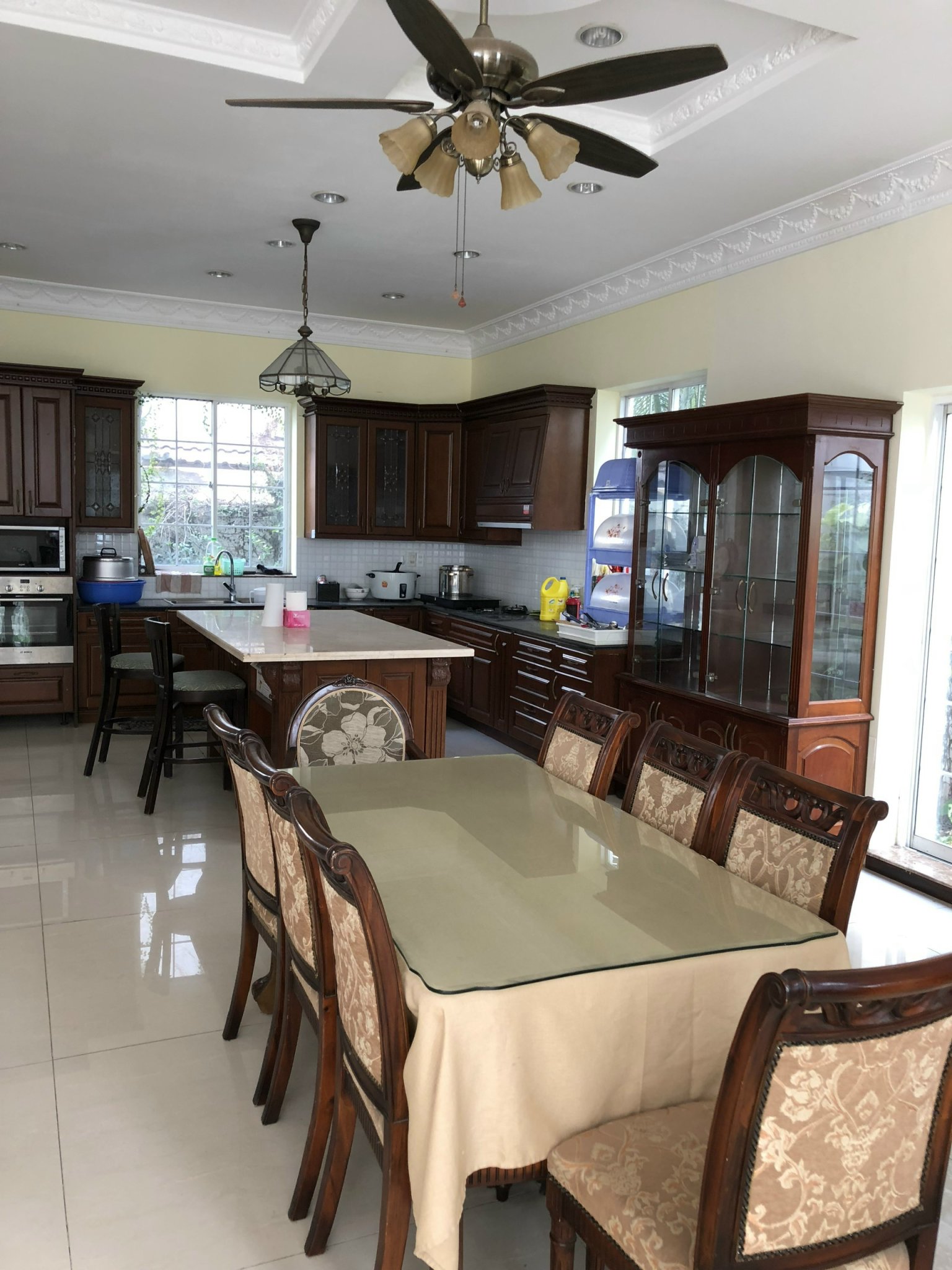 Cho thuê căn biệt thự đơn lập Nam Quang, Phú Mỹ Hưng. Diện tích sử dụng 400m, 5 phòng ngủ, nội thất đầy đủ, Có hồ bơi. Giá chỉ 75 triệu/ tháng. Quý khách xem nhà liên hệ: hotline Ngọc Thư - 2796