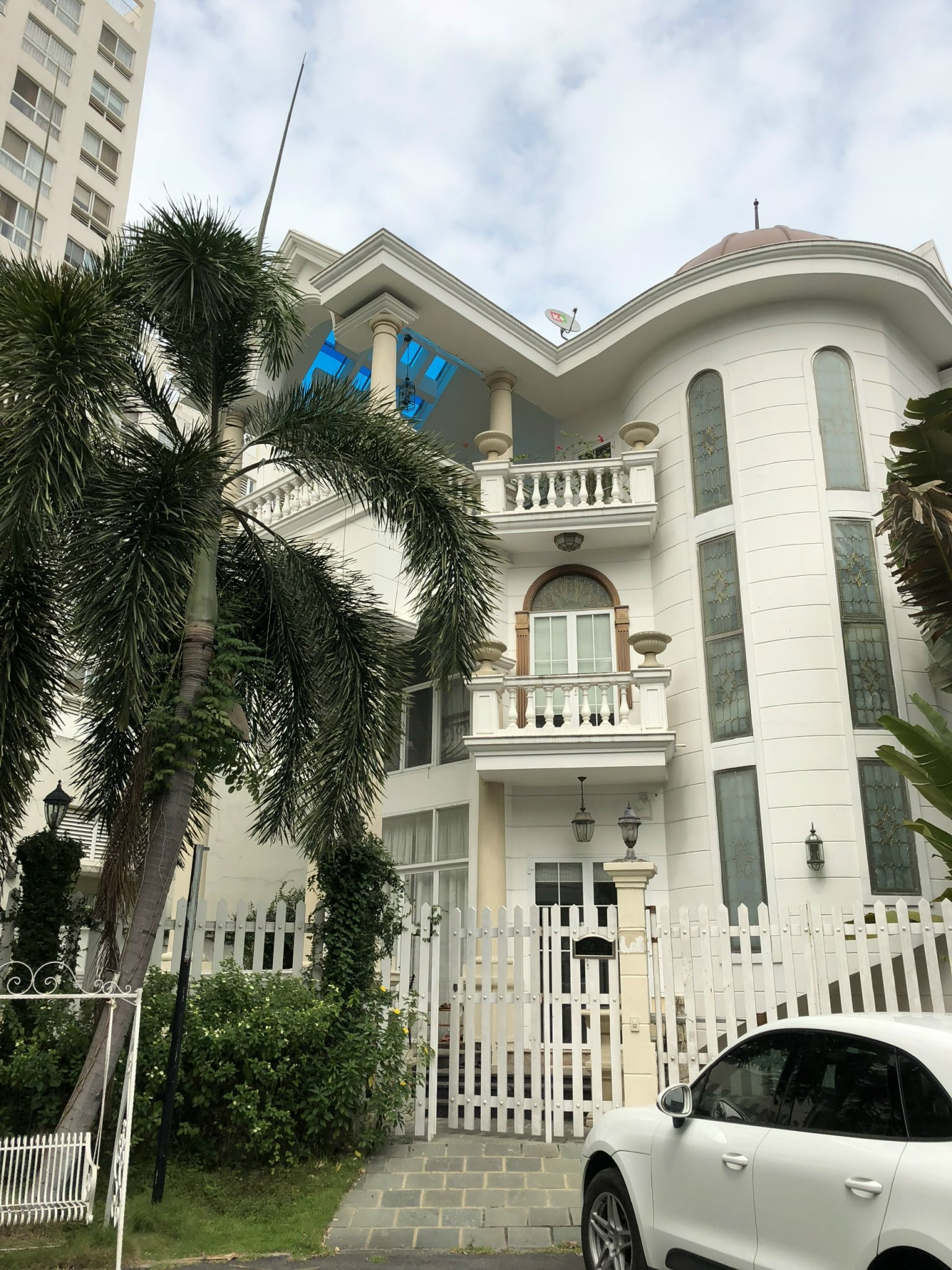 Cho thuê căn biệt thự đơn lập Nam Quang, Phú Mỹ Hưng. Diện tích sử dụng 400m, 5 phòng ngủ, nội thất đầy đủ, Có hồ bơi. Giá chỉ 75 triệu/ tháng. Quý khách xem nhà liên hệ: hotline Ngọc Thư - 2798