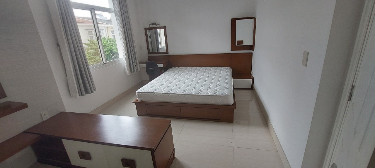 Cho thuê nhà phố vườn Mỹ Thái, căn góc có hồ bơi, sân vườn.  4 phòng ngủ, nội thất đầy đủ, giá chỉ có 45 triệu/ tháng. Liên hệ: hotline Ngọc Thư xem nhà - 2804