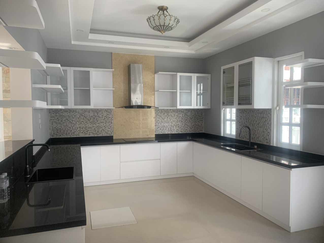 Cần cho thuê biệt thự đơn lập Nam Thiên Phú Mỹ Hưng. Dt: 300m, 5 phòng ngủ. Trệt, 2 lầu, căn góc sân vườn rộng. Giá chỉ: 90 triệu/ tháng. Liên hệ xem nhà: hotline Ngọc Thư xem nhà - 8219