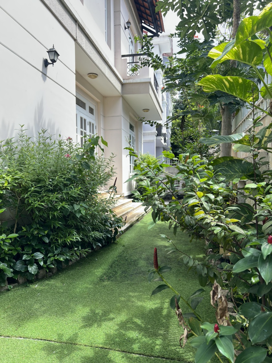 Cần cho thuê biệt thự đơn lập Nam Thiên Phú Mỹ Hưng. Dt: 300m, 5 phòng ngủ. Trệt, 2 lầu, căn góc sân vườn rộng. Giá chỉ: 90 triệu/ tháng. Liên hệ xem nhà: hotline Ngọc Thư xem nhà - 8224