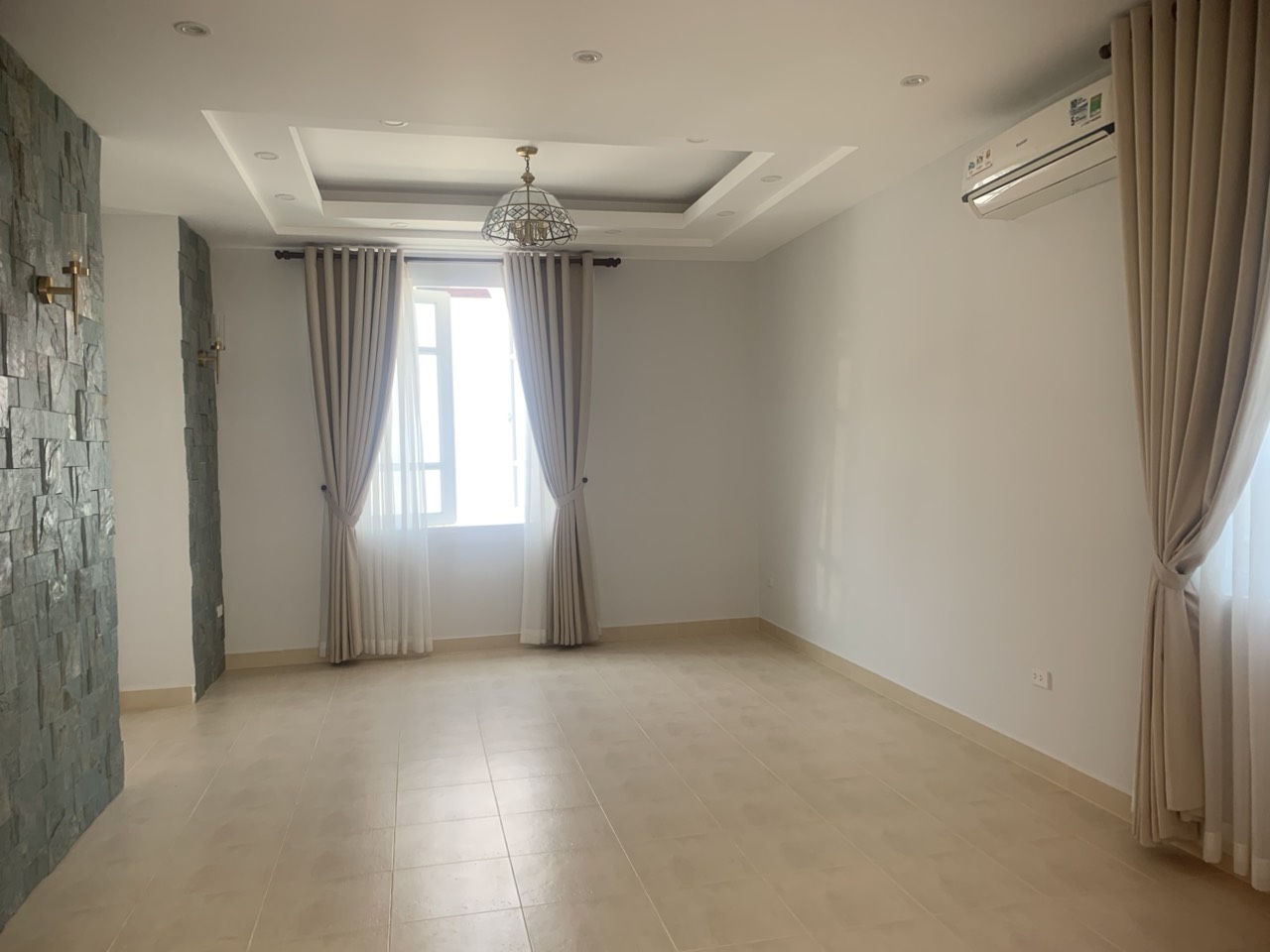 Cần cho thuê biệt thự đơn lập Nam Thiên Phú Mỹ Hưng. Dt: 300m, 5 phòng ngủ. Trệt, 2 lầu, căn góc sân vườn rộng. Giá chỉ: 90 triệu/ tháng. Liên hệ xem nhà: hotline Ngọc Thư xem nhà - 8221
