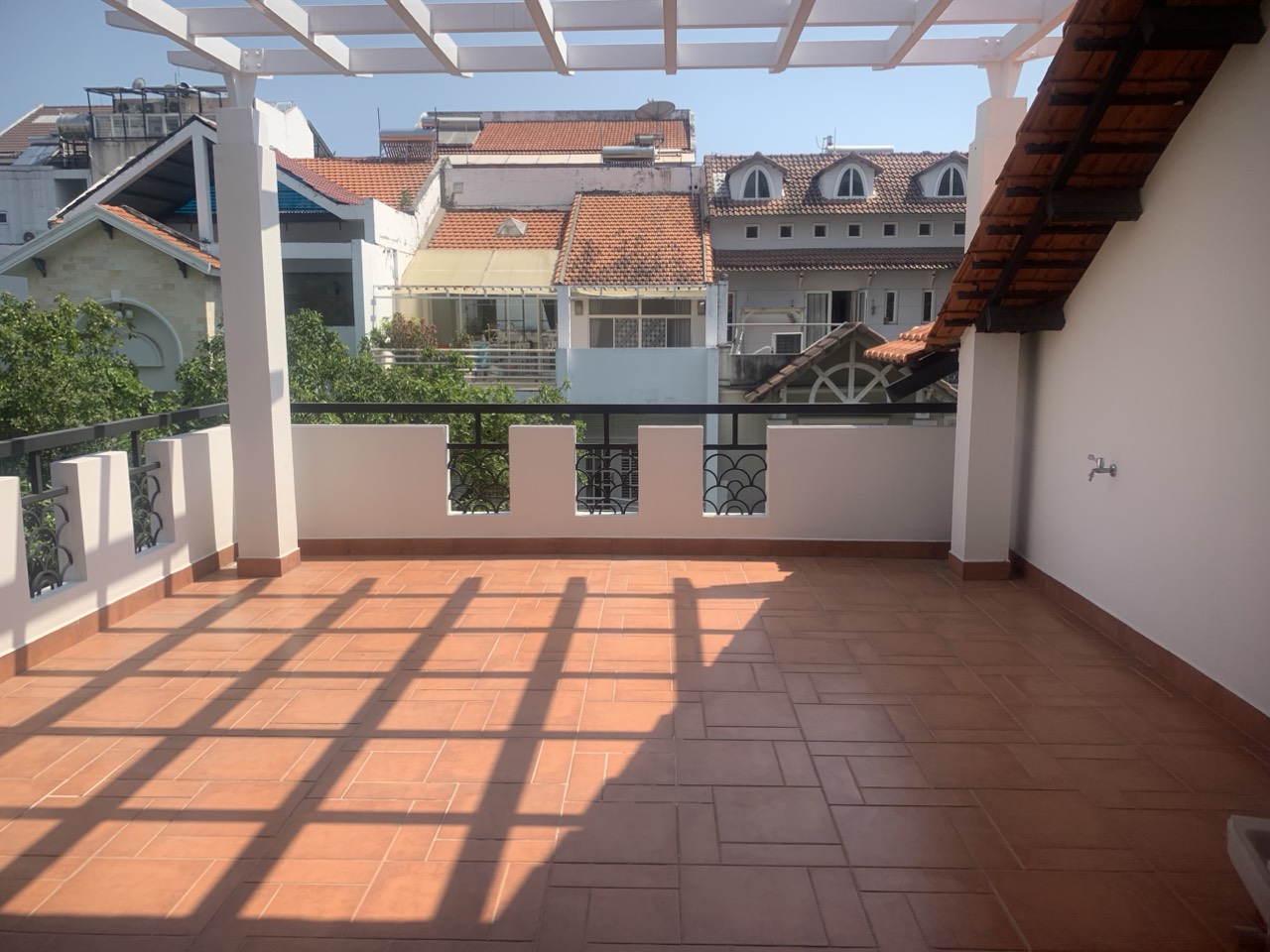 Cần cho thuê biệt thự đơn lập Nam Thiên Phú Mỹ Hưng. Dt: 300m, 5 phòng ngủ. Trệt, 2 lầu, căn góc sân vườn rộng. Giá chỉ: 90 triệu/ tháng. Liên hệ xem nhà: hotline Ngọc Thư xem nhà - 8223