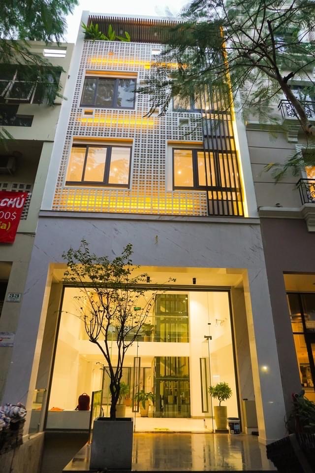 Bán nhà phố kinh doanh Hưng Gia, Hưng Phước. Đang kinh doanh khách sạn có 11 phòng, thang máy, hầm, bồn tắm massage, sauna. Giá bán nhanh 32 tỷ,Quý khách xem nhà liên hệ: hotline Ngọc Thư