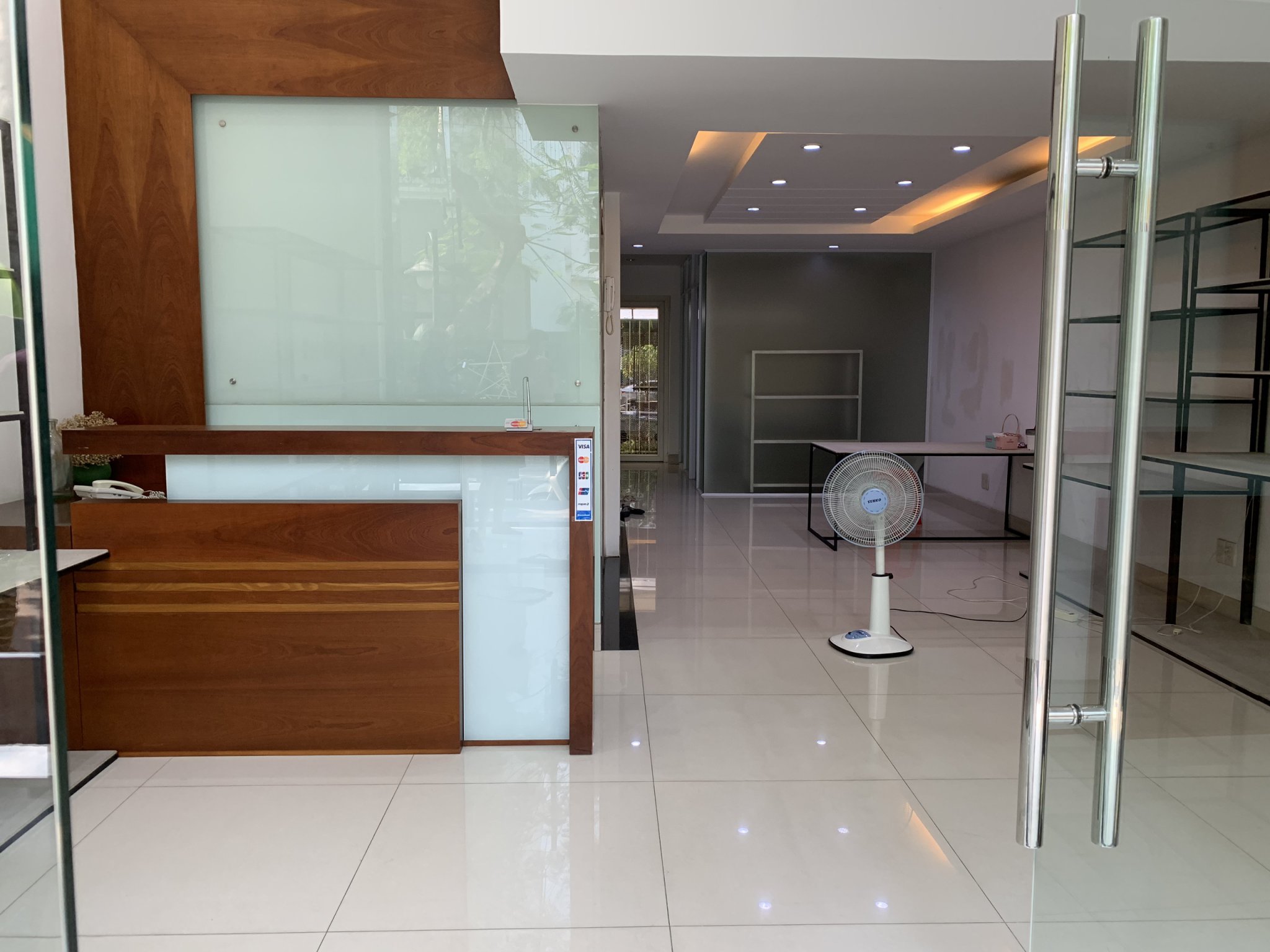 Cho thuê nhà phố kinh doanh Hưng Gia, Hưng Phước. Diện tích: 6x18,5m, trệt, lửng, 3 lầu. Nhà mới, khu kinh doanh sầm uất. Giá chỉ: 50 triêu/ tháng. Quý khách xem nhà liên hệ: hotline Ngọc Thư - 1858