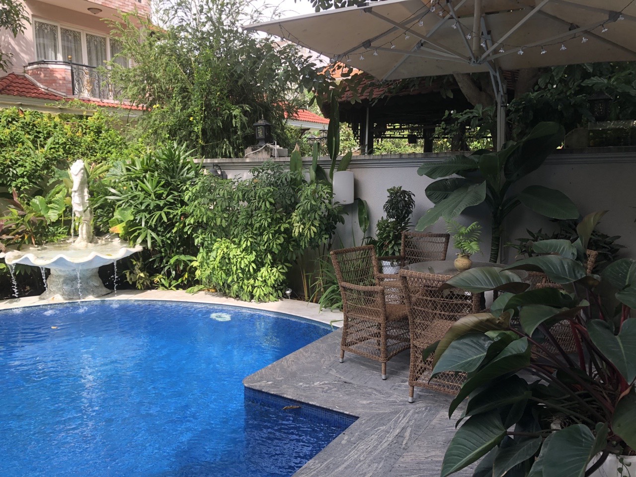 Bán gấp biệt thự đơn lập Nam Thiên 3. Diện tích: 366,6m. Nội thất cao cấp, hồ bơi lớn, giá bán nhanh chỉ 109 tỷ. Quý khách xem nhà liên hệ: hotline Ngọc Thư - 1932