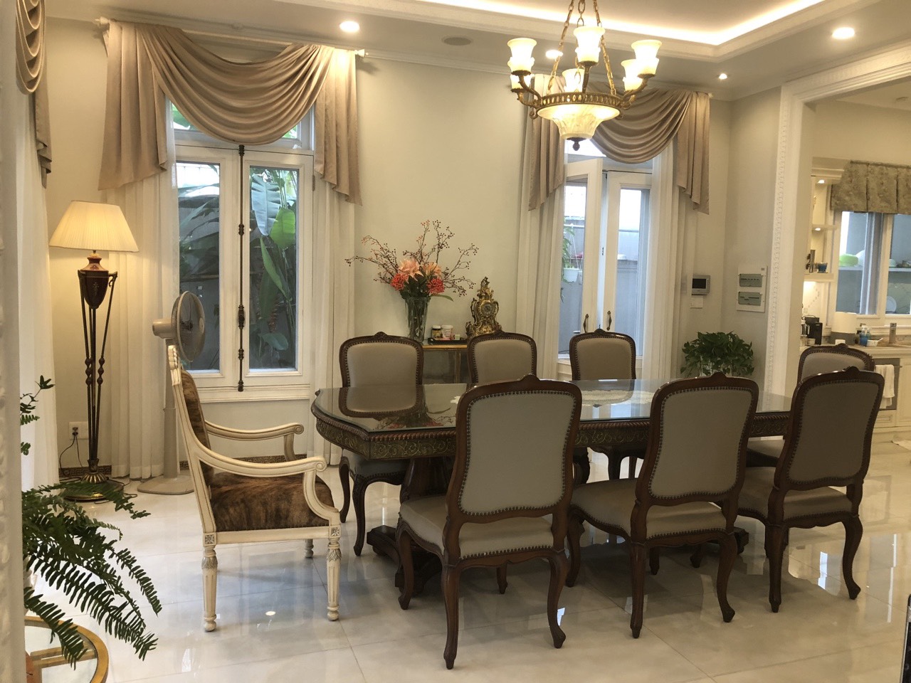Bán gấp biệt thự đơn lập Nam Thiên 3. Diện tích: 366,6m. Nội thất cao cấp, hồ bơi lớn, giá bán nhanh chỉ 109 tỷ. Quý khách xem nhà liên hệ: hotline Ngọc Thư - 1928