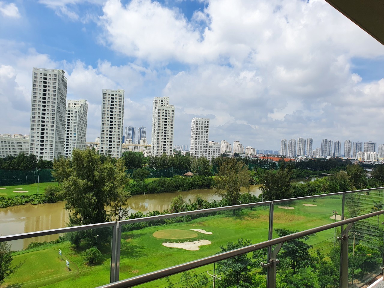 Cho thuê căn hộ Scenic Valley Phú Mỹ Hưng. Diện tích 133m, 3 phòng ngủ, 2 wc.View sân golf, có ô đậu xe.Nội thất cao cấp.Giá chỉ 38 triệu/ tháng.Quý khách xem nhà liên hệ: hotline Ngọc Thư - 1951