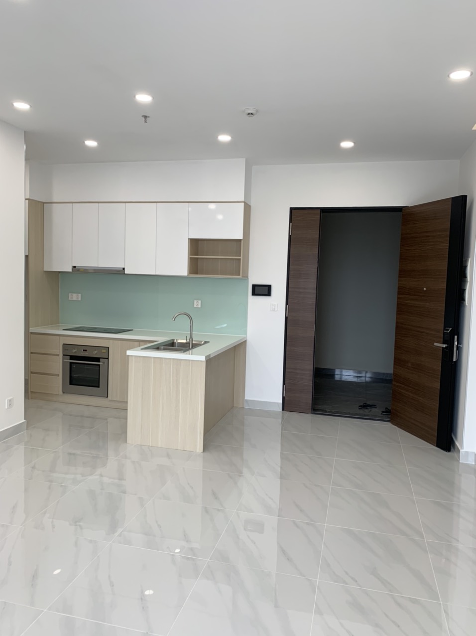 Cho thuê shop tầng 3 khu Midtown. Diện tích: 91m, đã hoàn thiện nội thất cơ bản. Có 2 phòng ngủ. Thích hợp vừa ở vừa làm văn phòng. Giá chỉ : 22 triệu/ tháng. Anh chị đi xem nhà vui lòng liên hệ: hotline Ngọc Thư