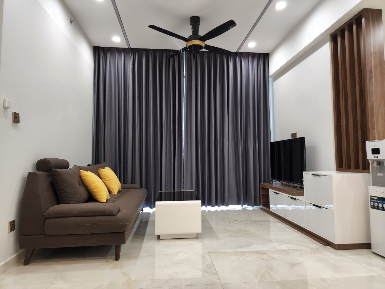 Bán căn hộ cao cấp The Ascentia Phú Mỹ Hưng. Diện tích : 77m, 2 phòng ngủ, nội thất cao cấp. Vừa cho thuê dài hạn, giá chỉ: 6,4 tỷ. Quý khách xem nhà liên hệ: hotline Ngọc Thư - 2071