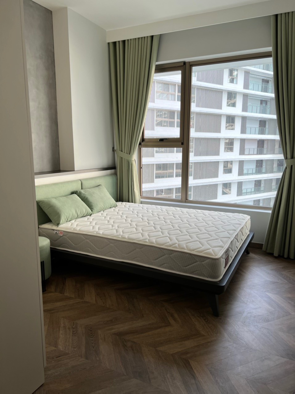 Cho thuê căn hộ Midtown The Peak. Diện tích:  80m, 2 phòng ngủ, nội thất cao cấp, giá chỉ có 28 triệu/ tháng. Liên hệ: hotline Ngọc Thư ( zalo, viber) - 2232