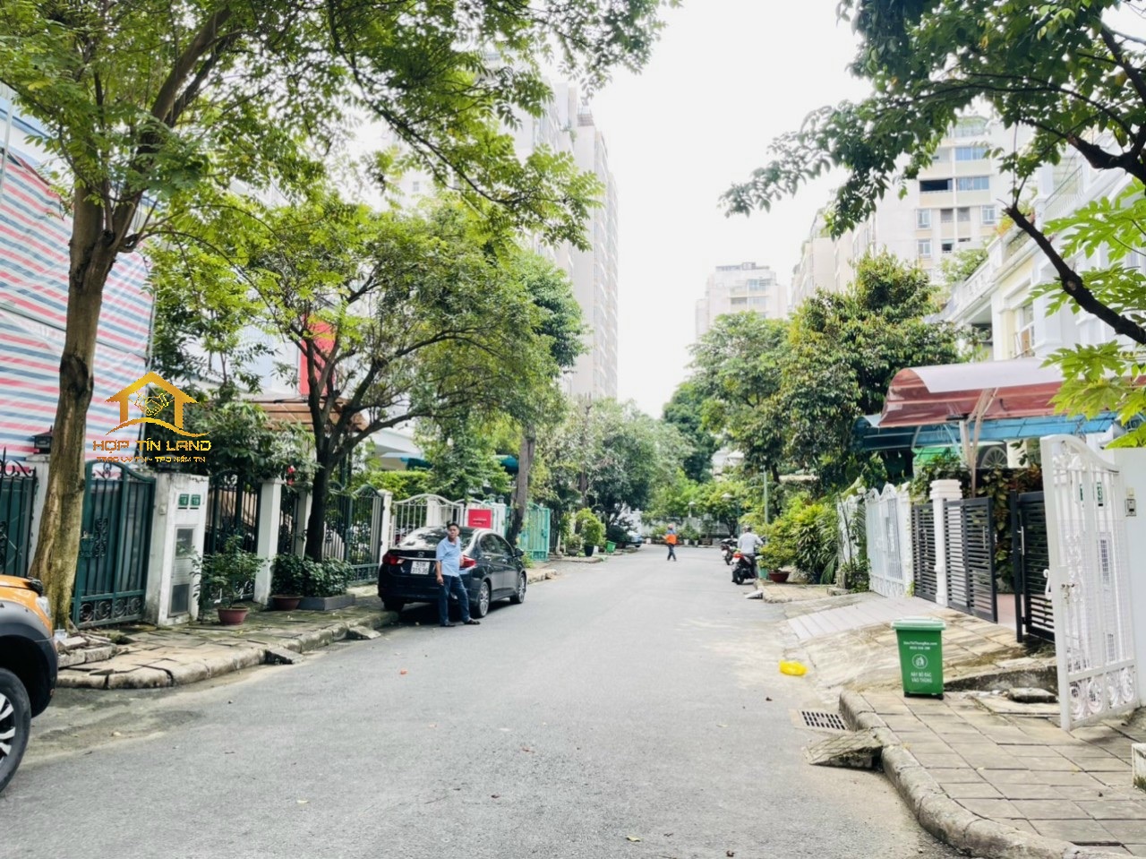 Cho thuê biệt thự phố vườn Phú Mỹ Hưng giá 35tr/tháng,DT đất: 126m2,trệt,2 lầu, 4pn, 4wc.Nhà Có sân vườn, compound an ninh 24/24.Vui lòng liên hệ: hotline /Zalo/Viber - 2251