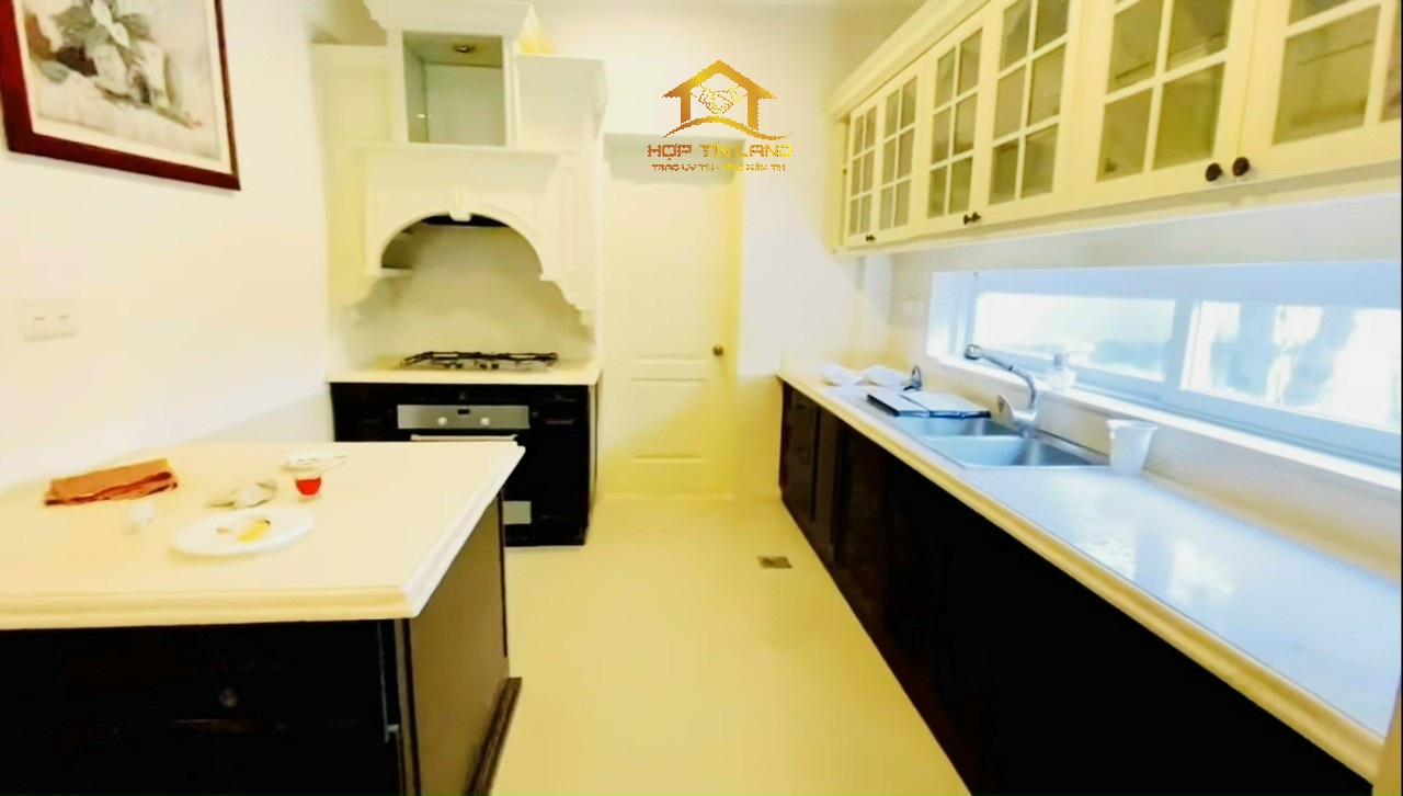 Cần Bán Biệt Thự  Phú Mỹ Hưng khu Phú Gia.DT: 16.7x19 - Xây  1 trệt,1 lầu ,hướng Nam, nội thất đầy đủ cao cấp.3 phòng ngủ, 3 toilet Giá bán: 92 ty. sổ hồng.Vui lòng liên hệ: hotline /Zalo/Viber - 2306