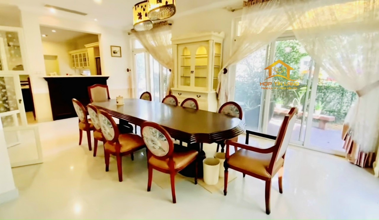 Cần Bán Biệt Thự  Phú Mỹ Hưng khu Phú Gia.DT: 16.7x19 - Xây  1 trệt,1 lầu ,hướng Nam, nội thất đầy đủ cao cấp.3 phòng ngủ, 3 toilet Giá bán: 92 ty. sổ hồng.Vui lòng liên hệ: hotline /Zalo/Viber - 2302