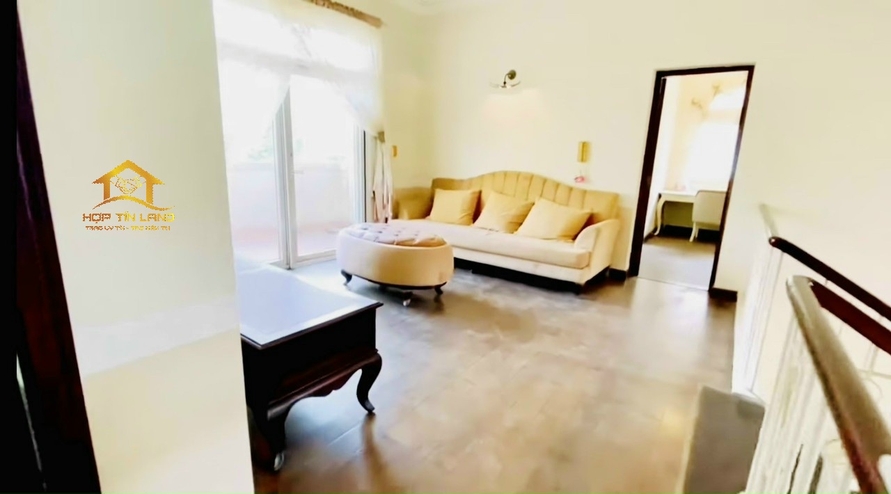 Cần Bán Biệt Thự  Phú Mỹ Hưng khu Phú Gia.DT: 16.7x19 - Xây  1 trệt,1 lầu ,hướng Nam, nội thất đầy đủ cao cấp.3 phòng ngủ, 3 toilet Giá bán: 92 ty. sổ hồng.Vui lòng liên hệ: hotline /Zalo/Viber - 2307
