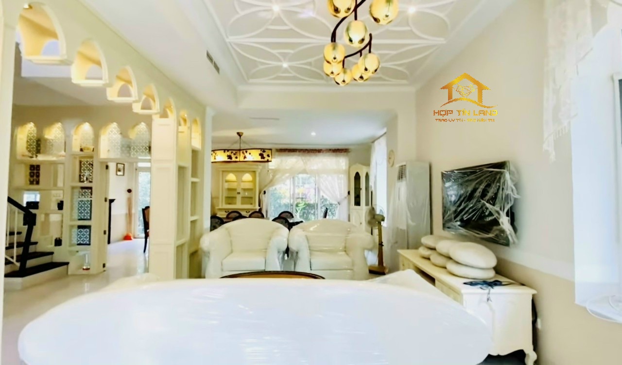 Cần Bán Biệt Thự  Phú Mỹ Hưng khu Phú Gia.DT: 16.7x19 - Xây  1 trệt,1 lầu ,hướng Nam, nội thất đầy đủ cao cấp.3 phòng ngủ, 3 toilet Giá bán: 92 ty. sổ hồng.Vui lòng liên hệ: hotline /Zalo/Viber - 2303