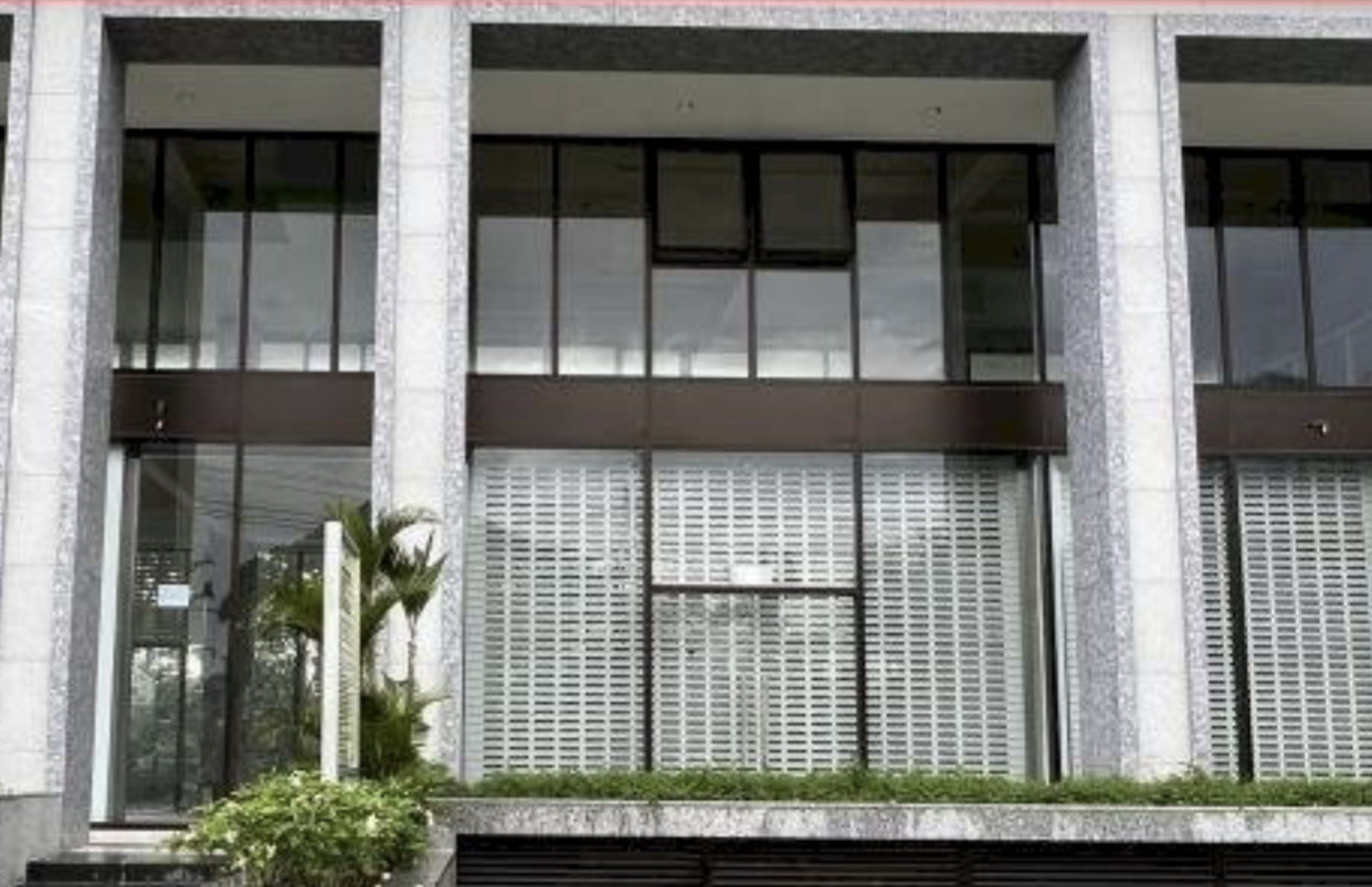 Cần bán shophoues Midtown The Peak, Phú Mỹ Hưng. Mặt tiền đường Tân Phú, diện tích: 125m. 1 trệt, 1 lầu. Shop thô, tiện thiết kế, kinh doanh. Giá: 30 tỷ. Quý khách xem shop liên hệ: hotline Ngọc Thư