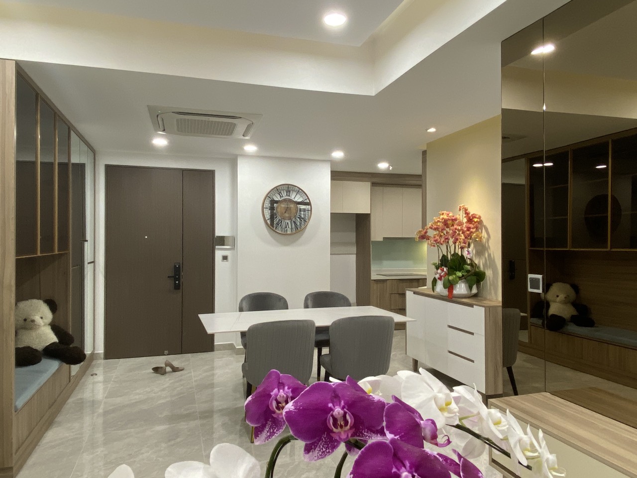 Cho thuê căn hộ Midtown The Peak , Phú Mỹ Hưng. Diện tích: 88m, 2 phòng ngủ. Nội thất cao cấp, giá chỉ 25 triệu/ tháng. Quý khách xem nhà liên hệ: hotline Ngọc Thư ( zalo, viber) - 2360