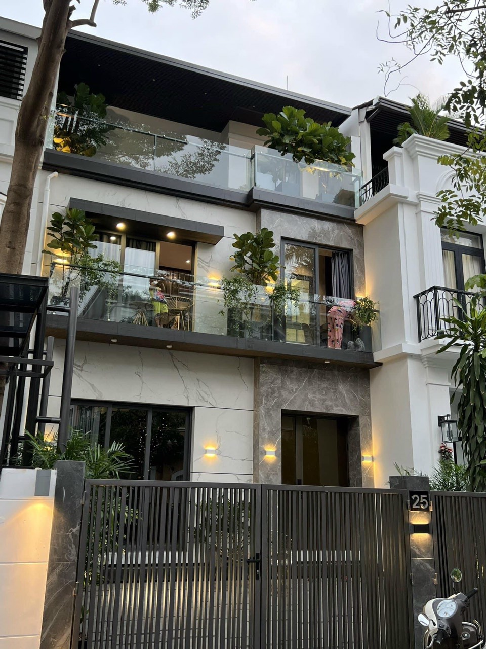 Cho thuê biệt thự phố vườn Mỹ Giang, Phú Mỹ Hưng. Diện tích: 7x18m, 1 trệt , 2 lầu. Có sân vườn, gara ô tô. Nội thất cao cấp, giá chỉ: 65 triệu/ tháng. Quý khách xem nhà liên hệ: hotline Ngọc Thư