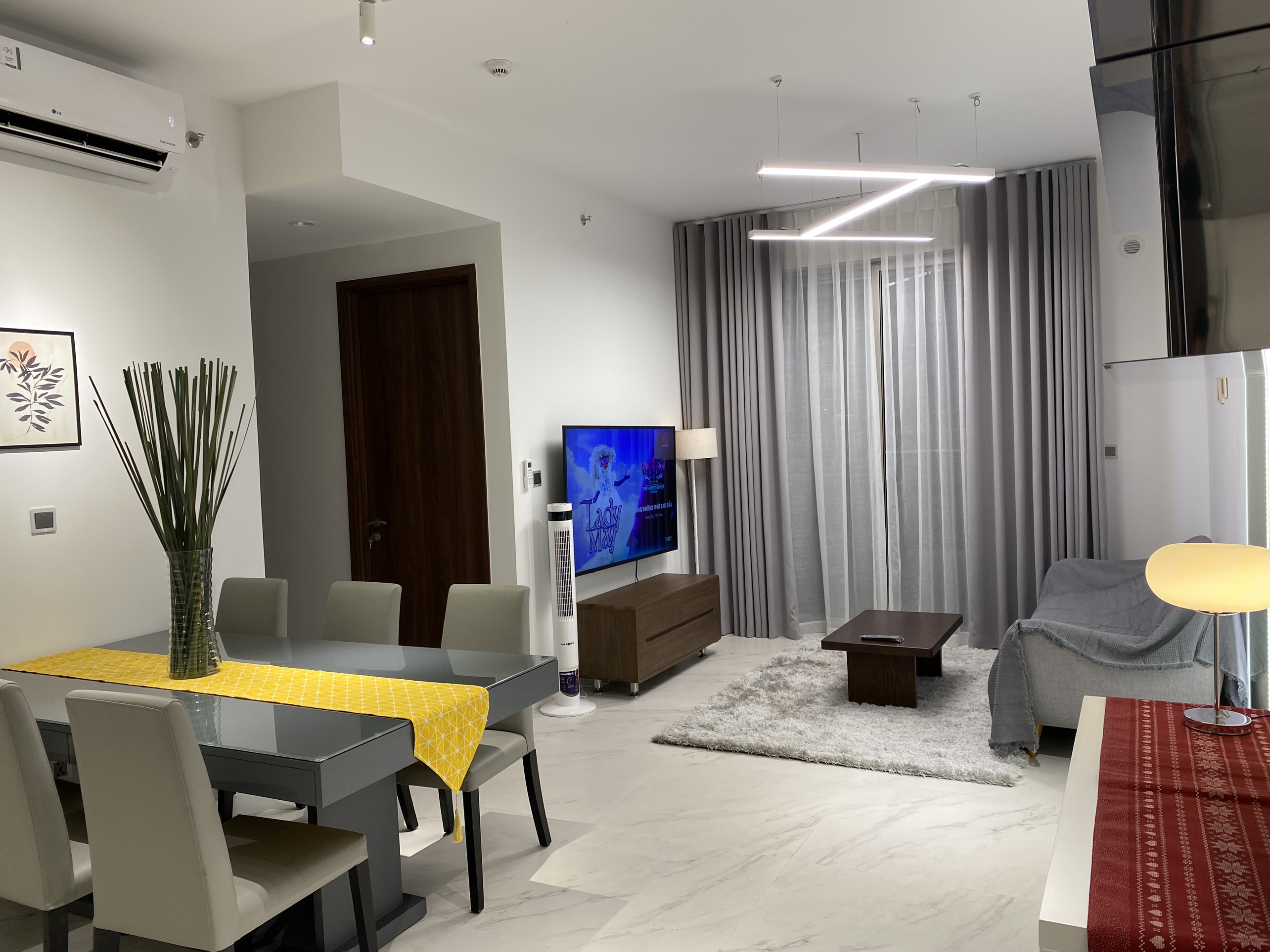 Cho thuê căn hộ Midtown M7 Phú Mỹ Hưng. Diện tích: 80 m, 2 phòng ngủ, nhà mới decor. Nội thất cao cấp, giá chỉ: 28 tr/ tháng. Quý khách xem nhà liên hệ: hotline Ngọc Thư ( zalo, viber) - 2412