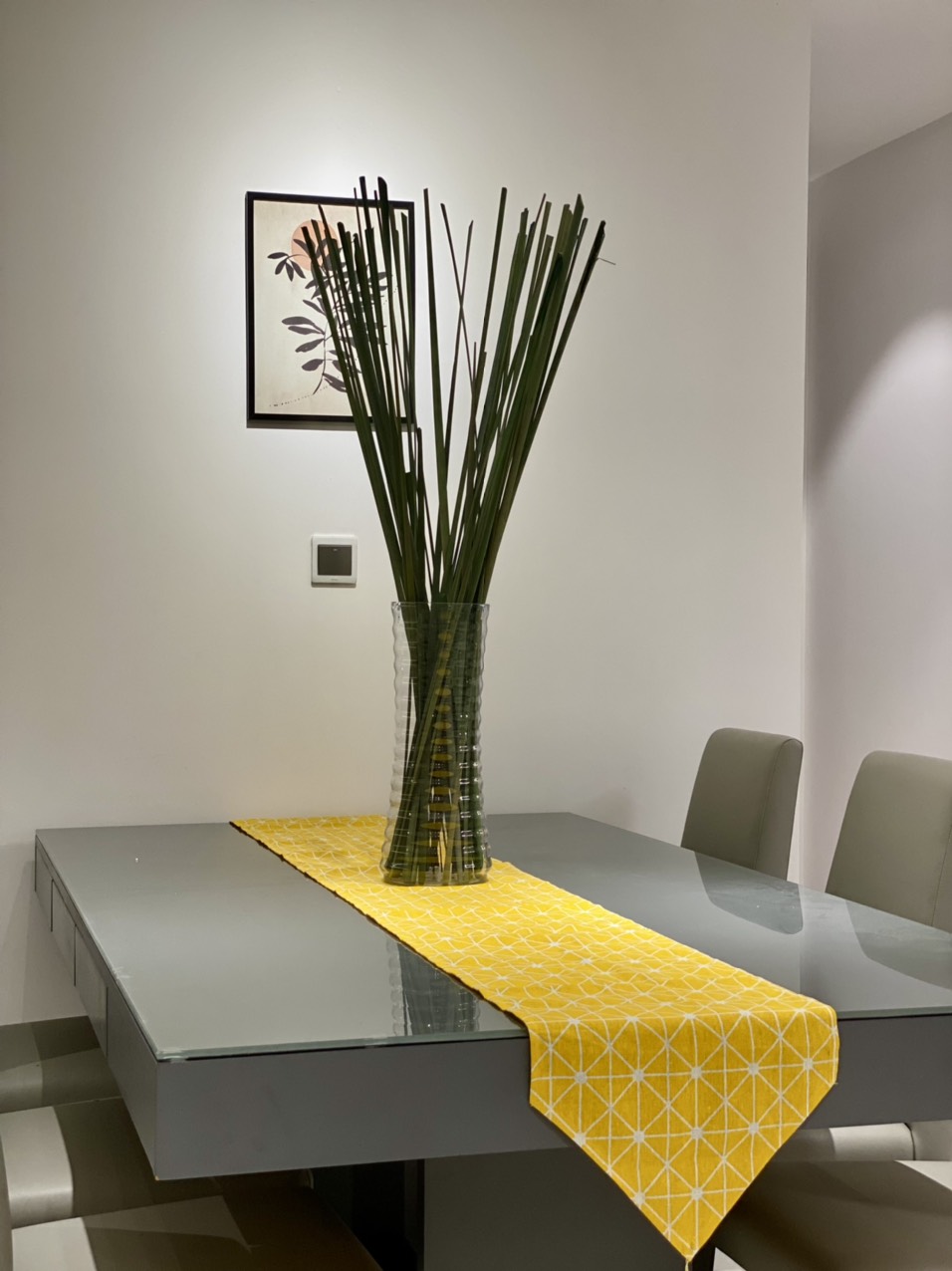 Cho thuê căn hộ Midtown M7 Phú Mỹ Hưng. Diện tích: 80 m, 2 phòng ngủ, nhà mới decor. Nội thất cao cấp, giá chỉ: 28 tr/ tháng. Quý khách xem nhà liên hệ: hotline Ngọc Thư ( zalo, viber) - 2409