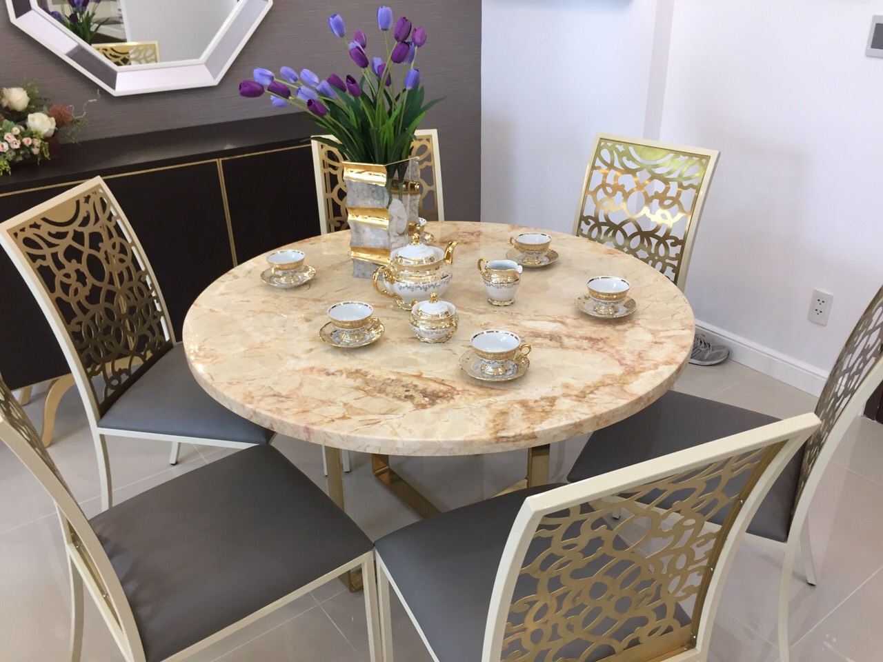 Cần bán căn hộ Hưng phúc Residence Phú Mỹ Hưng. Diện tích:  98m, 3 phòng ngủ, căn góc,  nội thất cao cấp, sang trọng. Giá: 6,9 tỷ. Quý khách xem nhà liên hệ: hotline Ngọc Thư ( zalo, viber) - 2422