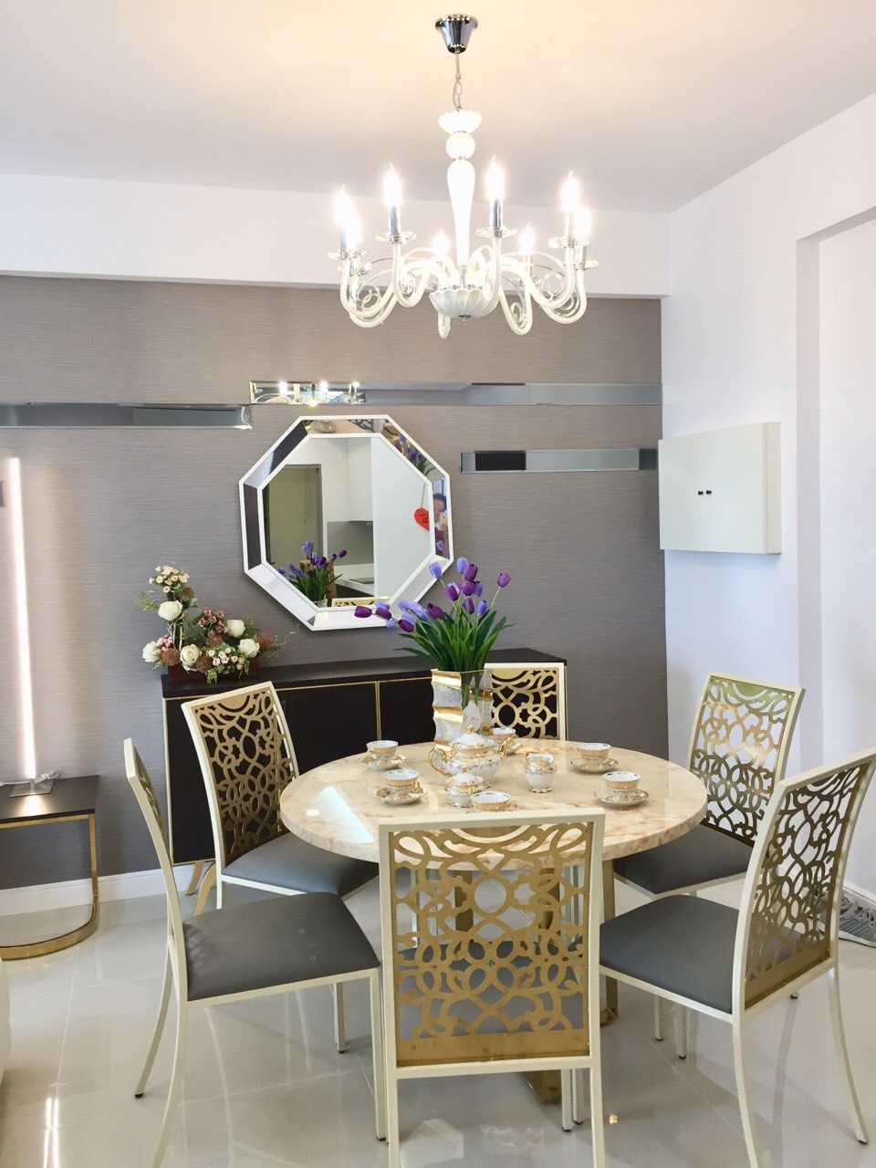 Cần bán căn hộ Hưng phúc Residence Phú Mỹ Hưng. Diện tích:  98m, 3 phòng ngủ, căn góc,  nội thất cao cấp, sang trọng. Giá: 6,9 tỷ. Quý khách xem nhà liên hệ: hotline Ngọc Thư ( zalo, viber) - 2421