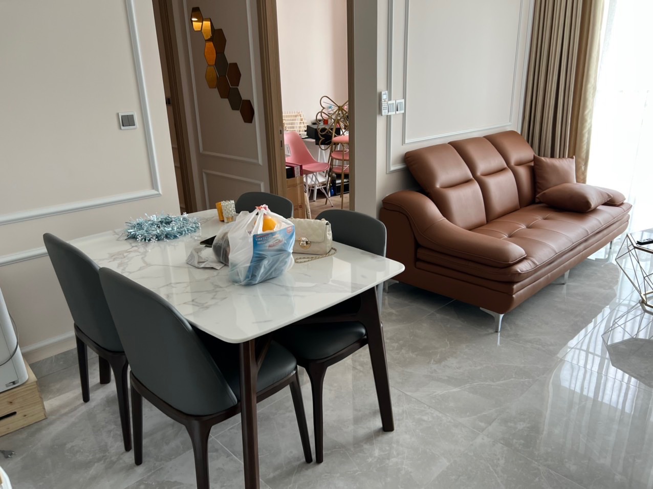 Cho thuê căn hộ Midtown Tthe Peak, Phú Mỹ Hưng. Diện tích: 79 m, 2 phòng ngủ, nội thất đầy đủ. Giá chỉ:  25,5 triệu/ tháng. Quý khách xem nhà liên hệ: hotline Ngọc Thư ( zalo, viber) - 2491