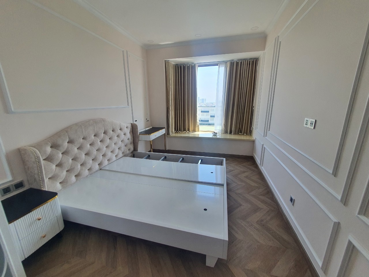 Cho thuê căn hộ Midtown Tthe Peak, Phú Mỹ Hưng. Diện tích: 79 m, 2 phòng ngủ, nội thất đầy đủ. Giá chỉ:  25,5 triệu/ tháng. Quý khách xem nhà liên hệ: hotline Ngọc Thư ( zalo, viber) - 2492