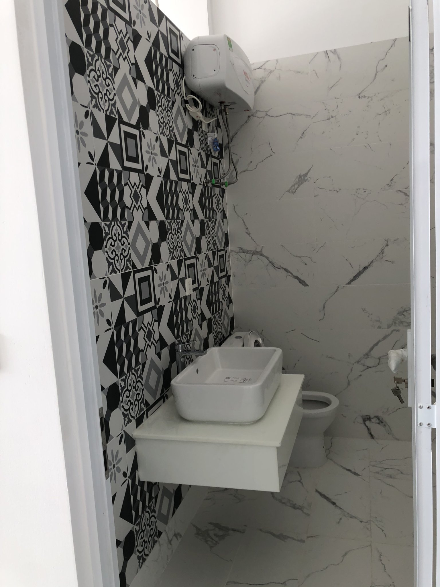 Cho thuê căn shop tầng 2 Midtown M7, Phú Mỹ Hưng. Diện tích: 57m, căn shop gốc, vị trí đẹp, mới decor, thích hợp làm văn phòng, có máy lạnh, sàn trống suốt. Giá: 25 triệu. Quý khách xem nhà liên hệ: hotline Ngọc Thư - 2525