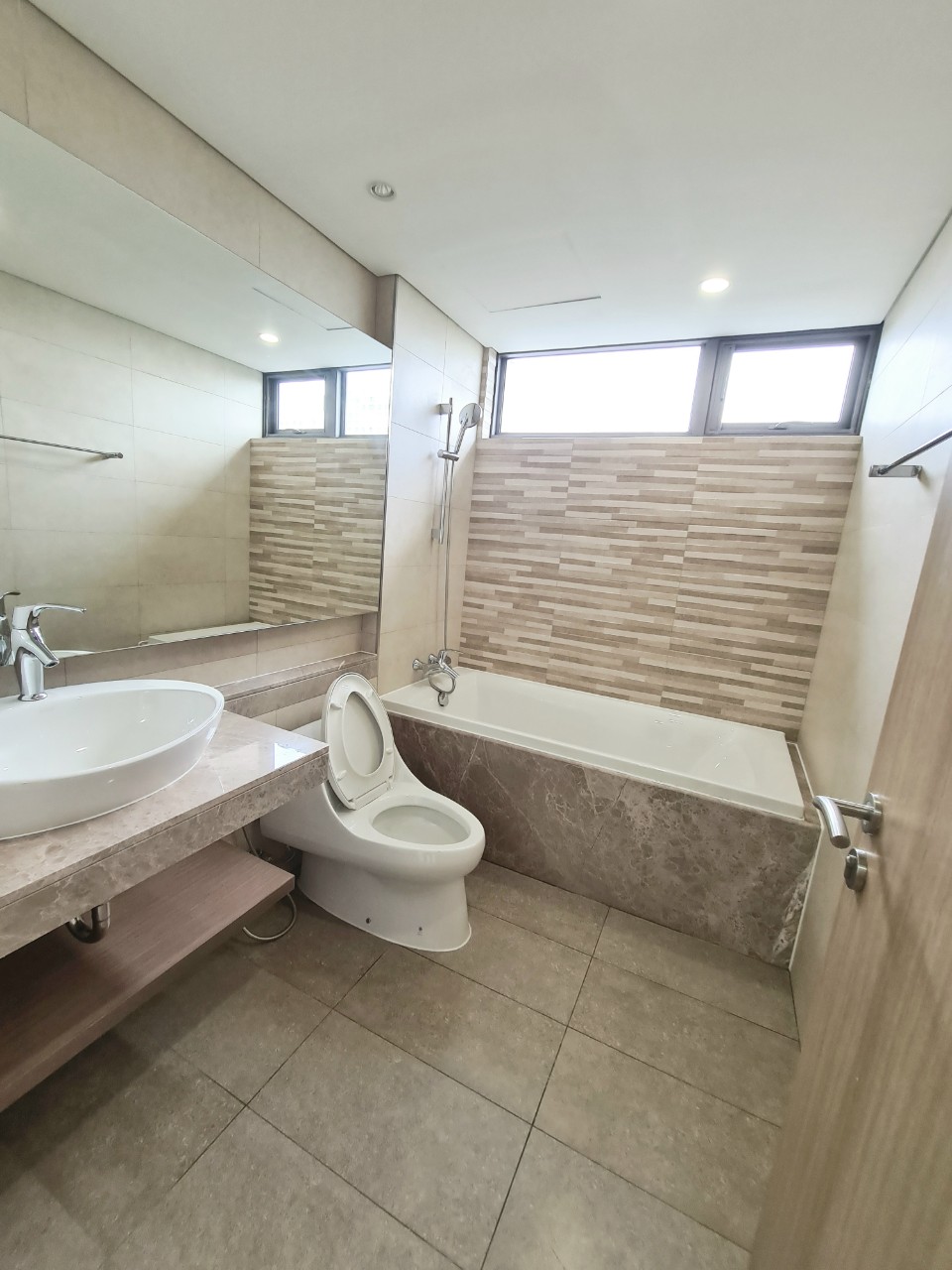 Cần bán căn hộ cao cấp Urban Hill Phú Mỹ Hưng. Diện tích : 78.6 m, 2 phòng ngủ, nội thất cao cấp, nhà đang cho thuê dài hạn. Giá chỉ: 6  tỷ. Quý khách xem nhà liên hệ: hotline Ngọc Thư ( zalo, viber) - 2574