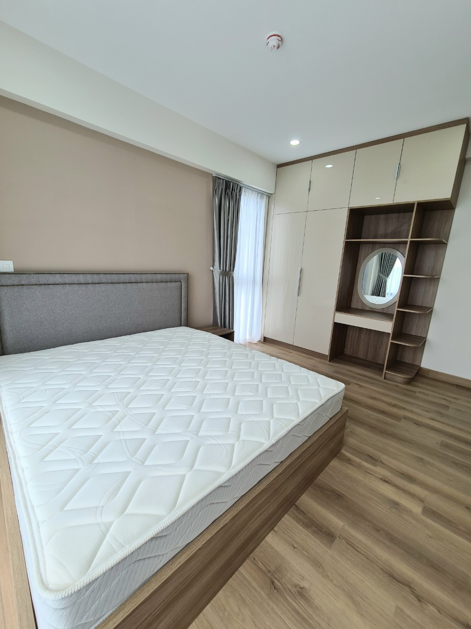Cần bán căn hộ cao cấp Urban Hill Phú Mỹ Hưng. Diện tích : 78.6 m, 2 phòng ngủ, nội thất cao cấp, nhà đang cho thuê dài hạn. Giá chỉ: 6  tỷ. Quý khách xem nhà liên hệ: hotline Ngọc Thư ( zalo, viber) - 2573