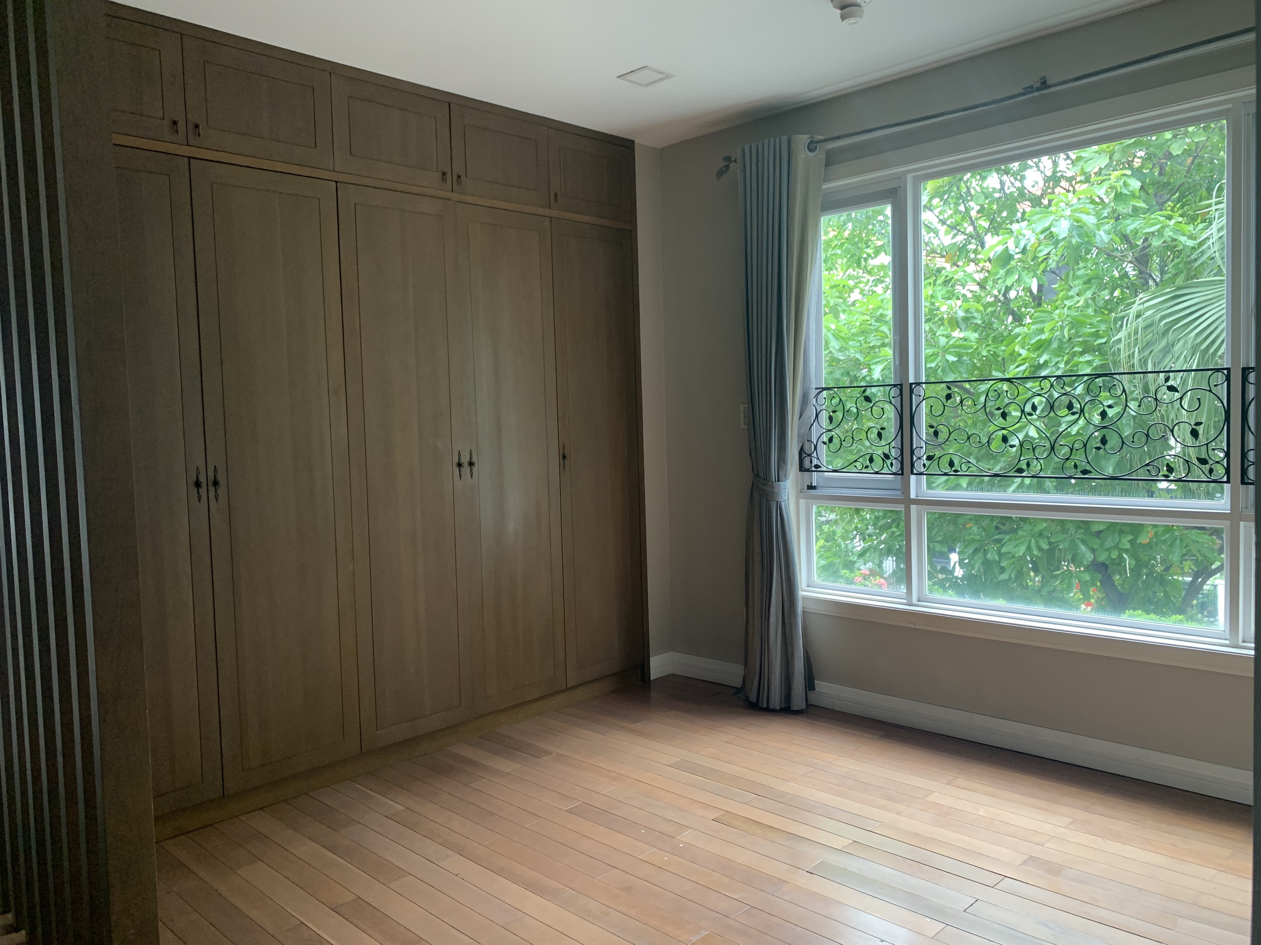Cho thuê biệt thự đơn lập Nam Thiên, Phú Mỹ Hưng. Diện tích: 15x18m, 4 phòng ngủ, phòng karaok, sân vườn, nội thất cao cấp. Giá chỉ: 95 triêu/ tháng. Quý khách xem nhà liên hệ: hotline Ngọc Thư - 2654