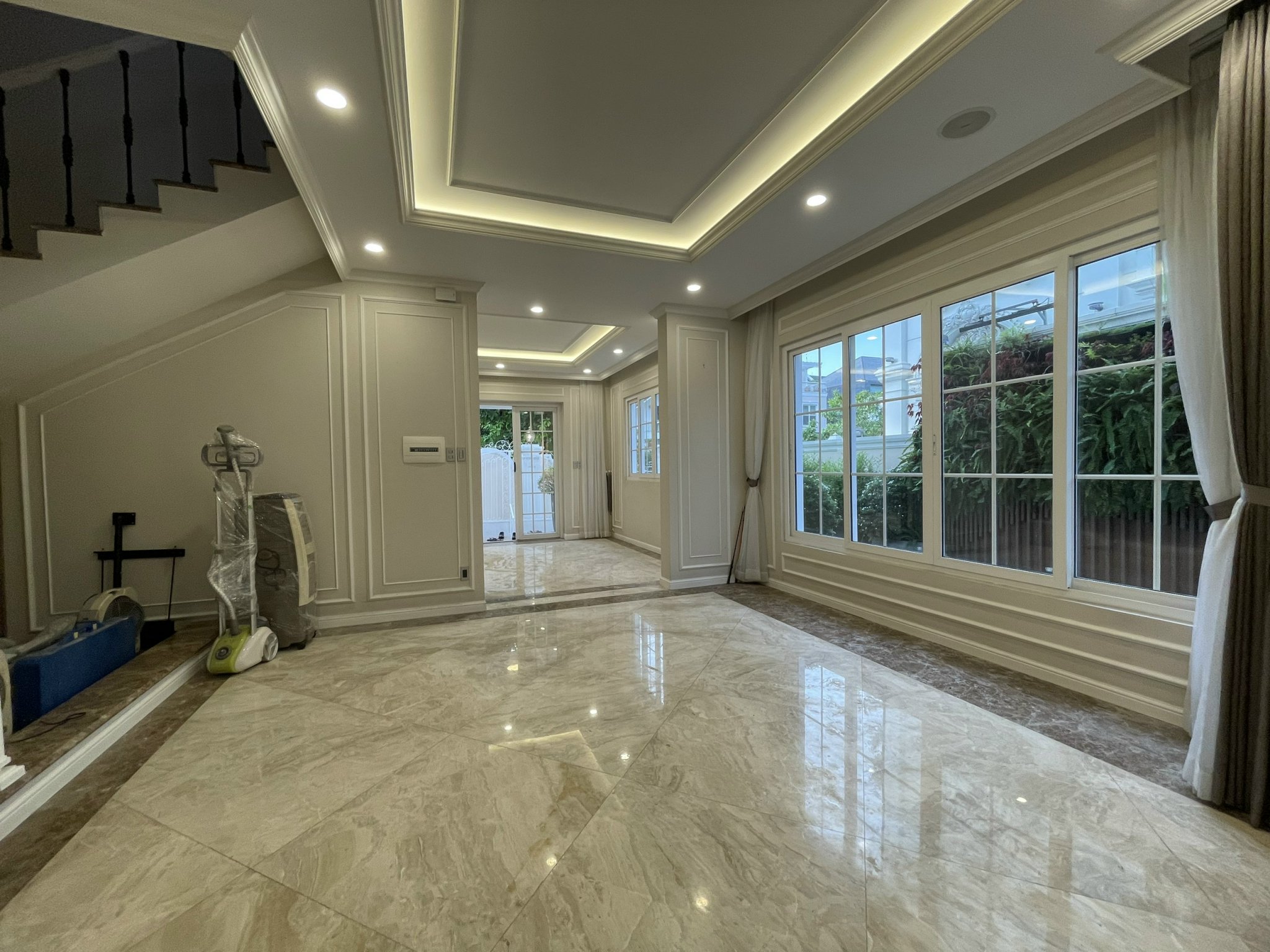 Cho thuê biệt thự Song lập Mỹ Kim Phú Mỹ Hưng. Diện tích: 10,75x19m. Nhà mới sơn sửa, 5 phòng ngủ, 5wc, sân vườn. Giá chỉ: 75 triêu/ tháng. Quý khách xem nhà liên hệ: hotline Ngọc Thư - 2663
