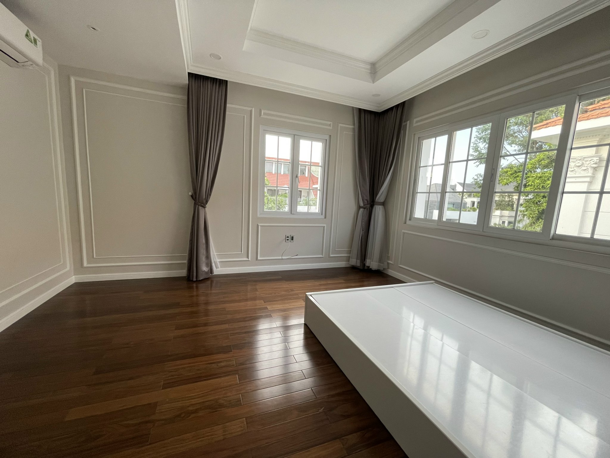 Cho thuê biệt thự Song lập Mỹ Kim Phú Mỹ Hưng. Diện tích: 10,75x19m. Nhà mới sơn sửa, 5 phòng ngủ, 5wc, sân vườn. Giá chỉ: 75 triêu/ tháng. Quý khách xem nhà liên hệ: hotline Ngọc Thư - 2665