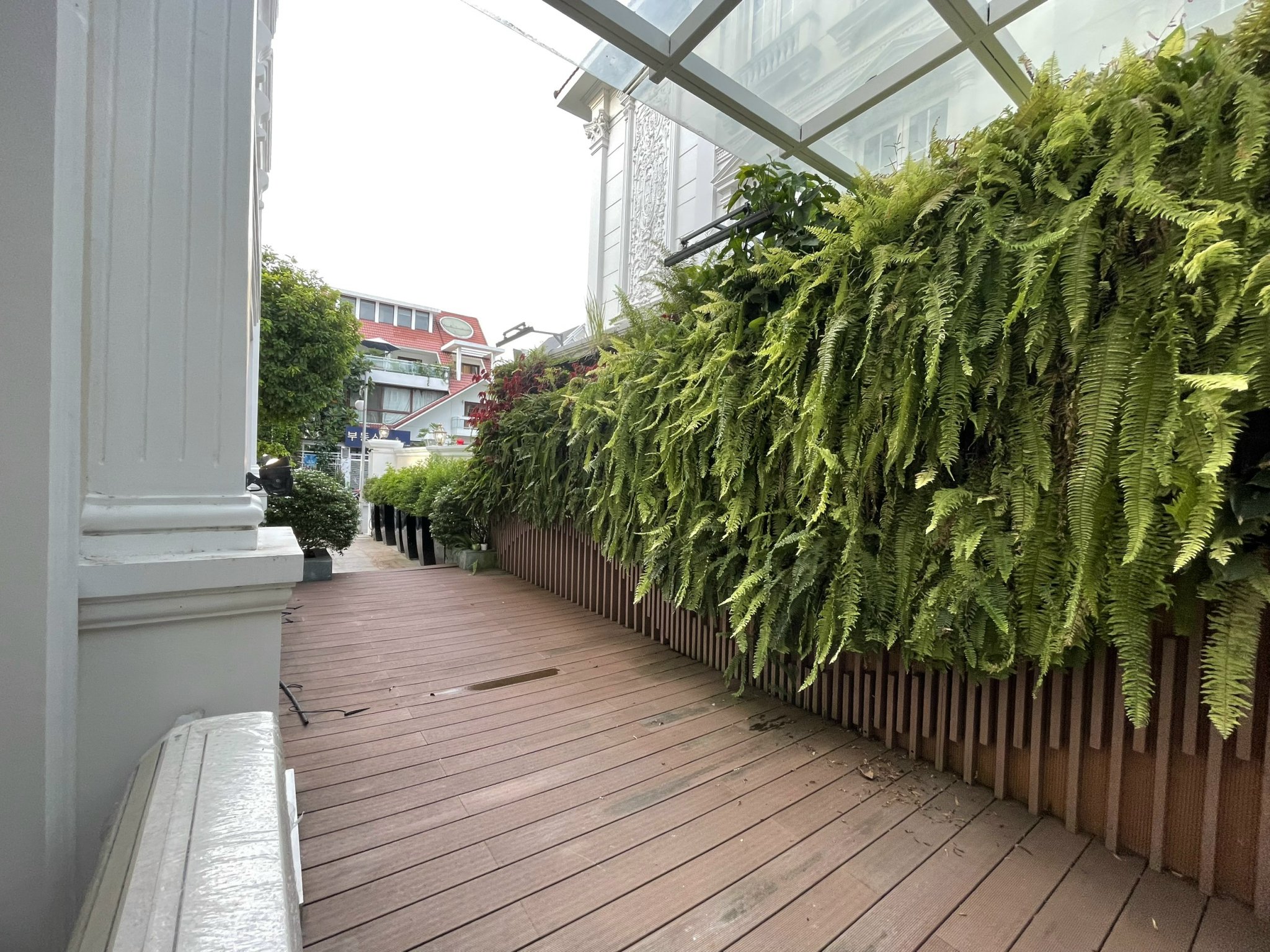 Cho thuê biệt thự Song lập Mỹ Kim Phú Mỹ Hưng. Diện tích: 10,75x19m. Nhà mới sơn sửa, 5 phòng ngủ, 5wc, sân vườn. Giá chỉ: 75 triêu/ tháng. Quý khách xem nhà liên hệ: hotline Ngọc Thư - 2667