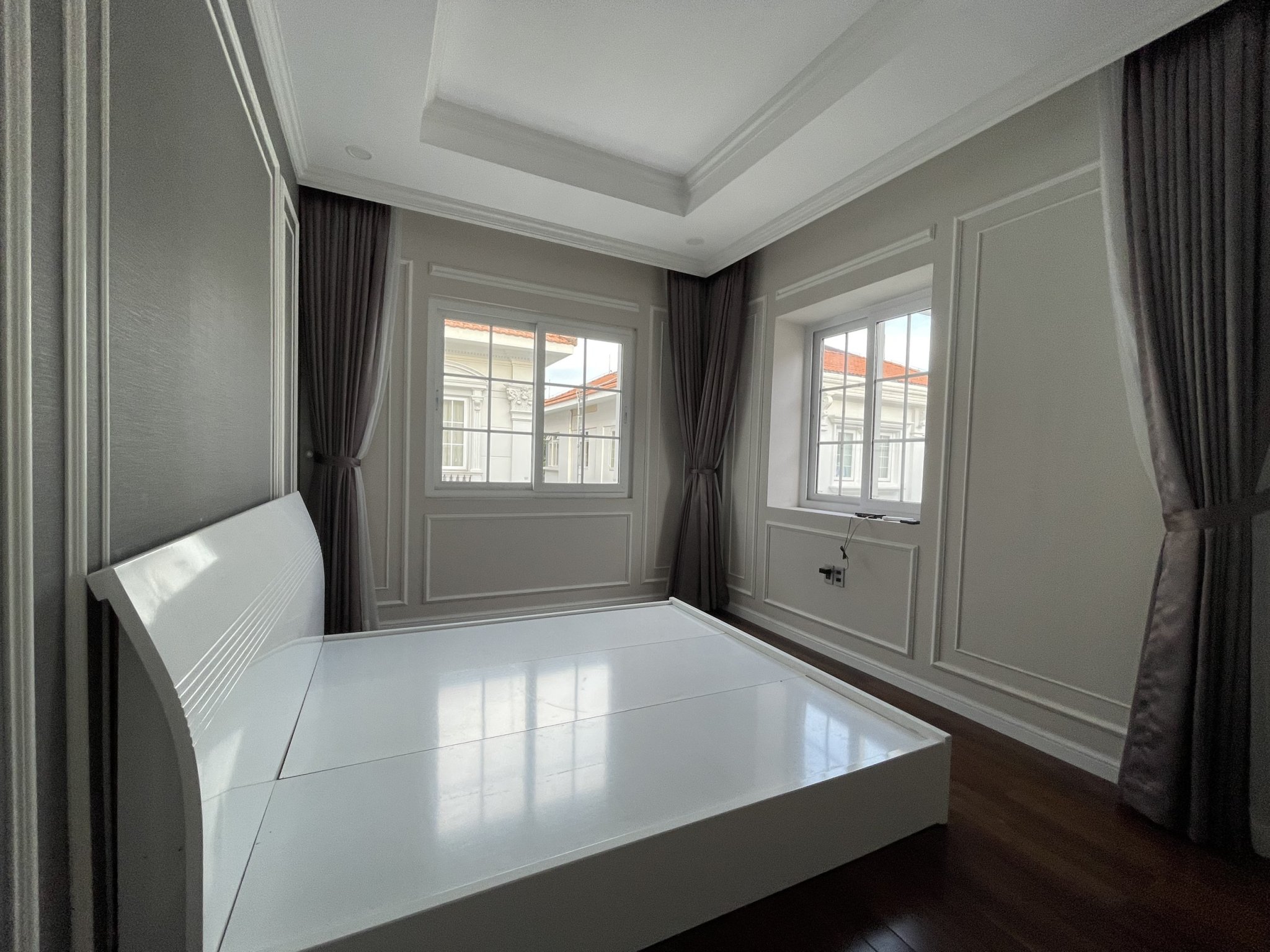 Cho thuê biệt thự Song lập Mỹ Kim Phú Mỹ Hưng. Diện tích: 10,75x19m. Nhà mới sơn sửa, 5 phòng ngủ, 5wc, sân vườn. Giá chỉ: 75 triêu/ tháng. Quý khách xem nhà liên hệ: hotline Ngọc Thư - 2664