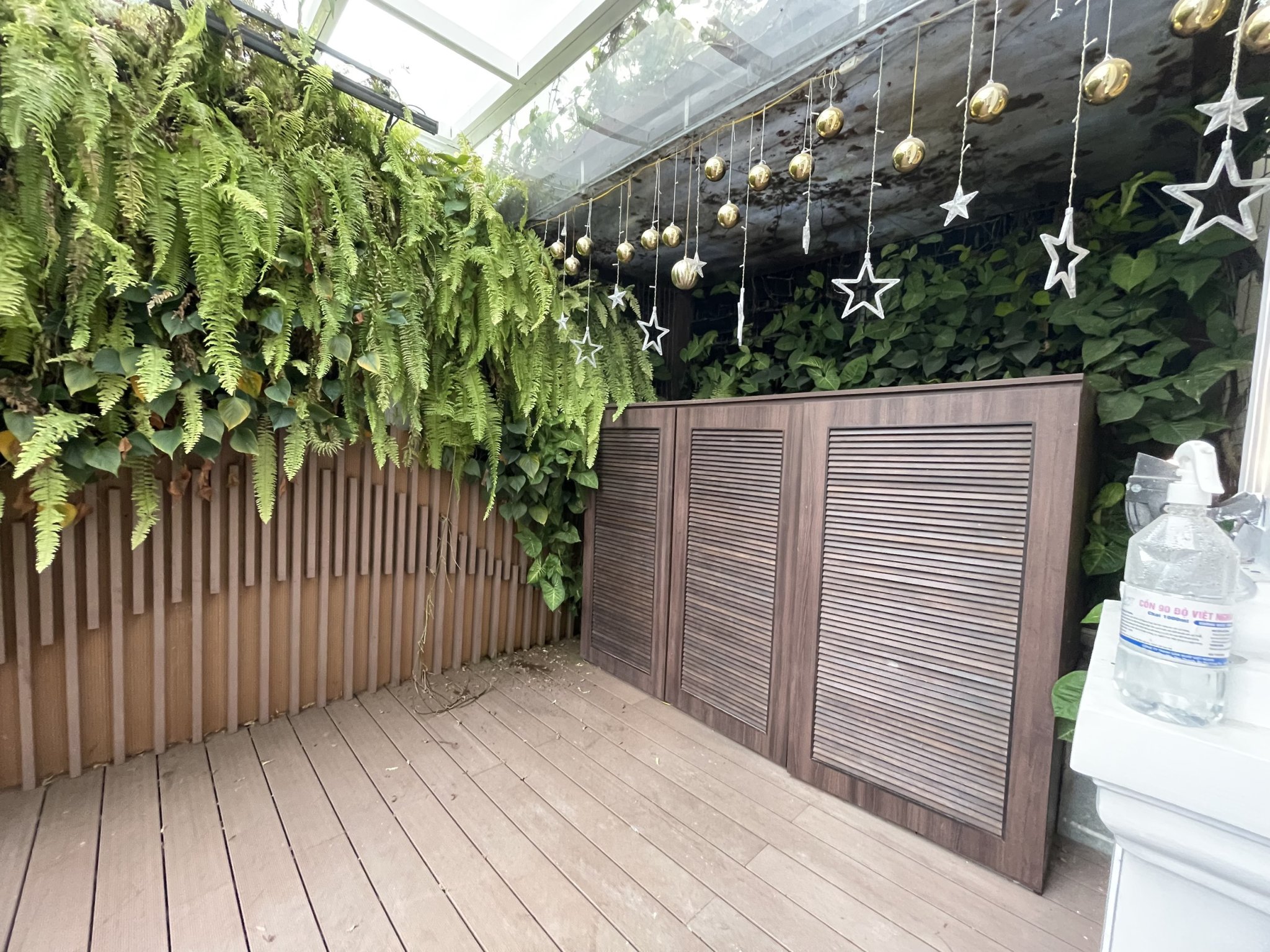 Cho thuê biệt thự Song lập Mỹ Kim Phú Mỹ Hưng. Diện tích: 10,75x19m. Nhà mới sơn sửa, 5 phòng ngủ, 5wc, sân vườn. Giá chỉ: 75 triêu/ tháng. Quý khách xem nhà liên hệ: hotline Ngọc Thư - 2666