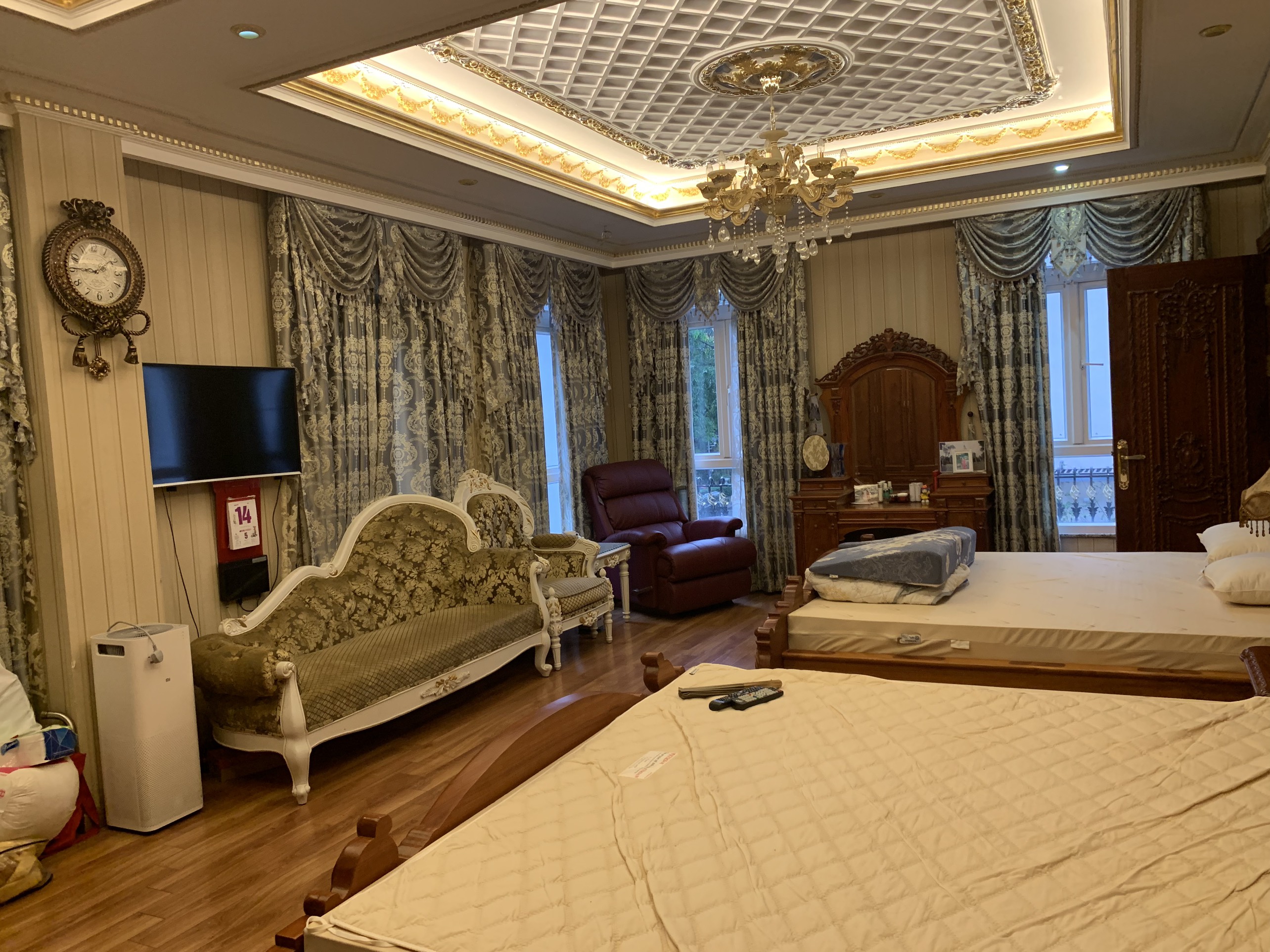 Cho thuê biệt thự đơn lập Nam Thiên, Phú Mỹ Hưng. Diện tích: 320m, 6 phòng ngủ, có hầm xe, thang máy, sân vườn, nội thất cao cấp. Giá chỉ: 119 triêu/ tháng. Quý khách xem nhà liên hệ: hotline Ngọc Thư - 2690