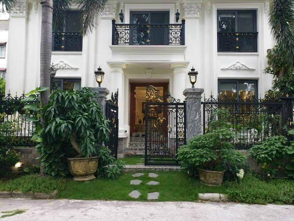 Cho thuê biệt thự đơn lập Nam Thông, Phú Mỹ Hưng. Diện tích: 19x18m, 5 phòng ngủ, phòng karaok, phòng thờ, sân vườn, hồ bơi, nội thất cao cấp. Giá chỉ: 100 triêu/ tháng. Quý khách xem nhà liên hệ: hotline Ngọc Thư - 2813
