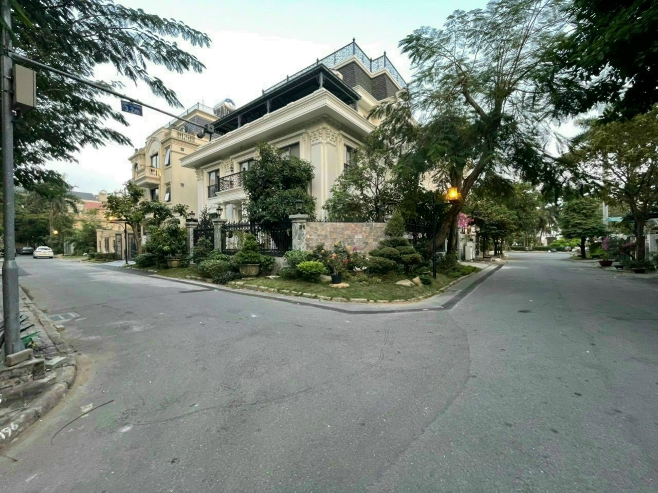 Cho thuê biệt thự đơn lập Nam Thông, Phú Mỹ Hưng. Diện tích: 19x18m, 5 phòng ngủ, phòng karaok, phòng thờ, sân vườn, hồ bơi, nội thất cao cấp. Giá chỉ: 100 triêu/ tháng. Quý khách xem nhà liên hệ: hotline Ngọc Thư - 2814