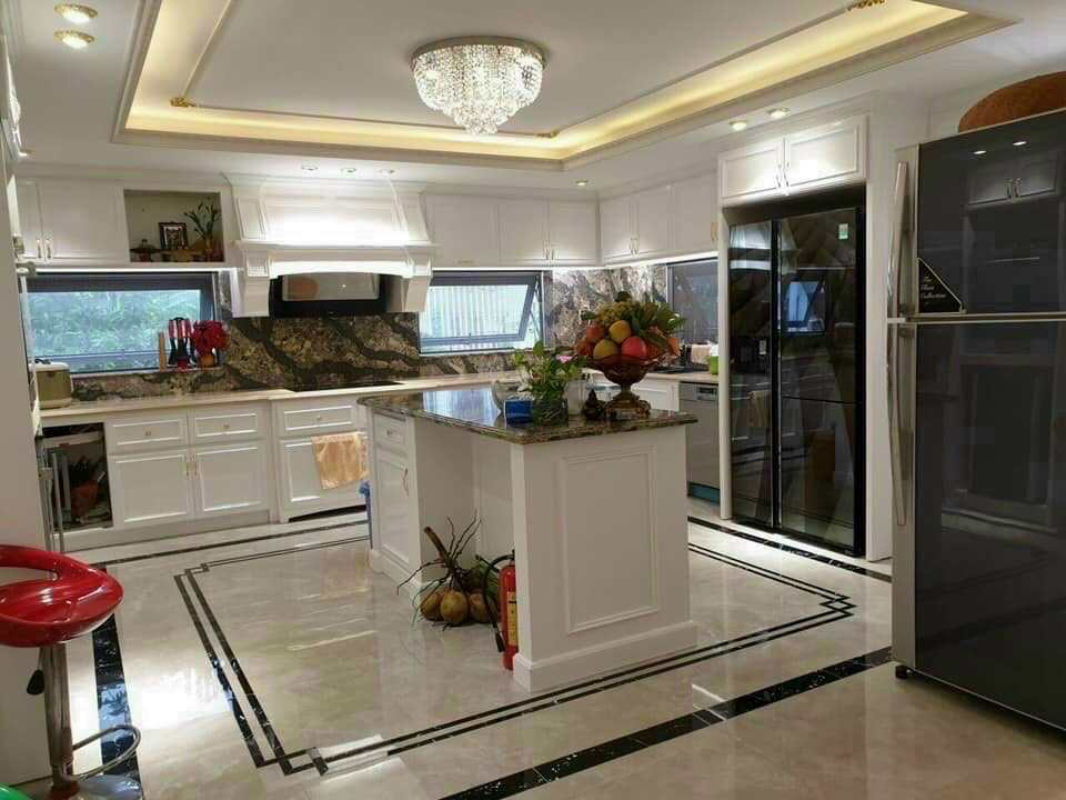 Cho thuê biệt thự đơn lập Nam Thông, Phú Mỹ Hưng. Diện tích: 19x18m, 5 phòng ngủ, phòng karaok, phòng thờ, sân vườn, hồ bơi, nội thất cao cấp. Giá chỉ: 100 triêu/ tháng. Quý khách xem nhà liên hệ: hotline Ngọc Thư - 2816